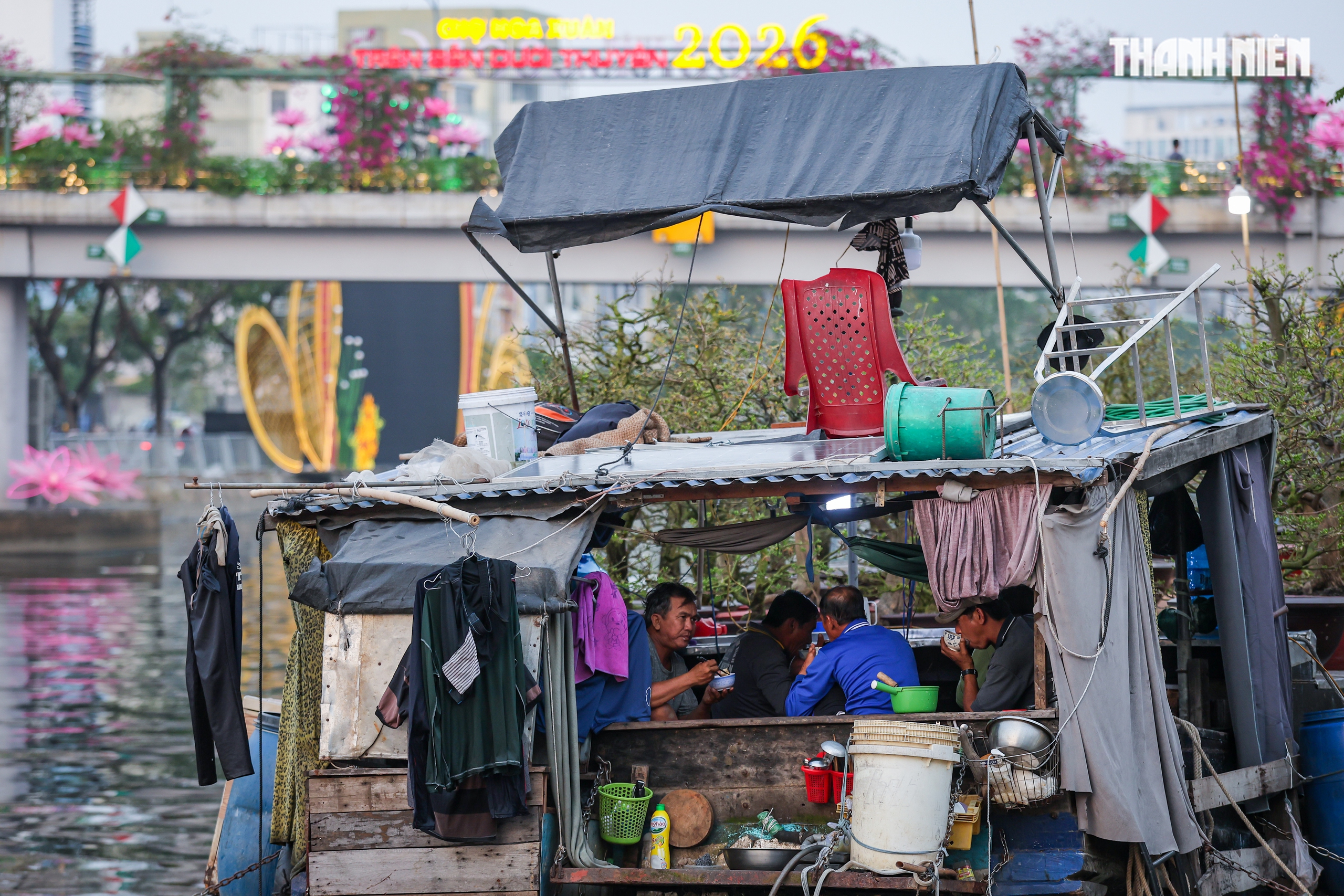 Thuyền ghe chở hoa miền T&acirc;y nối d&ograve;ng cập bến 'Tr&ecirc;n bến dưới thuyền' - Ảnh 12.
