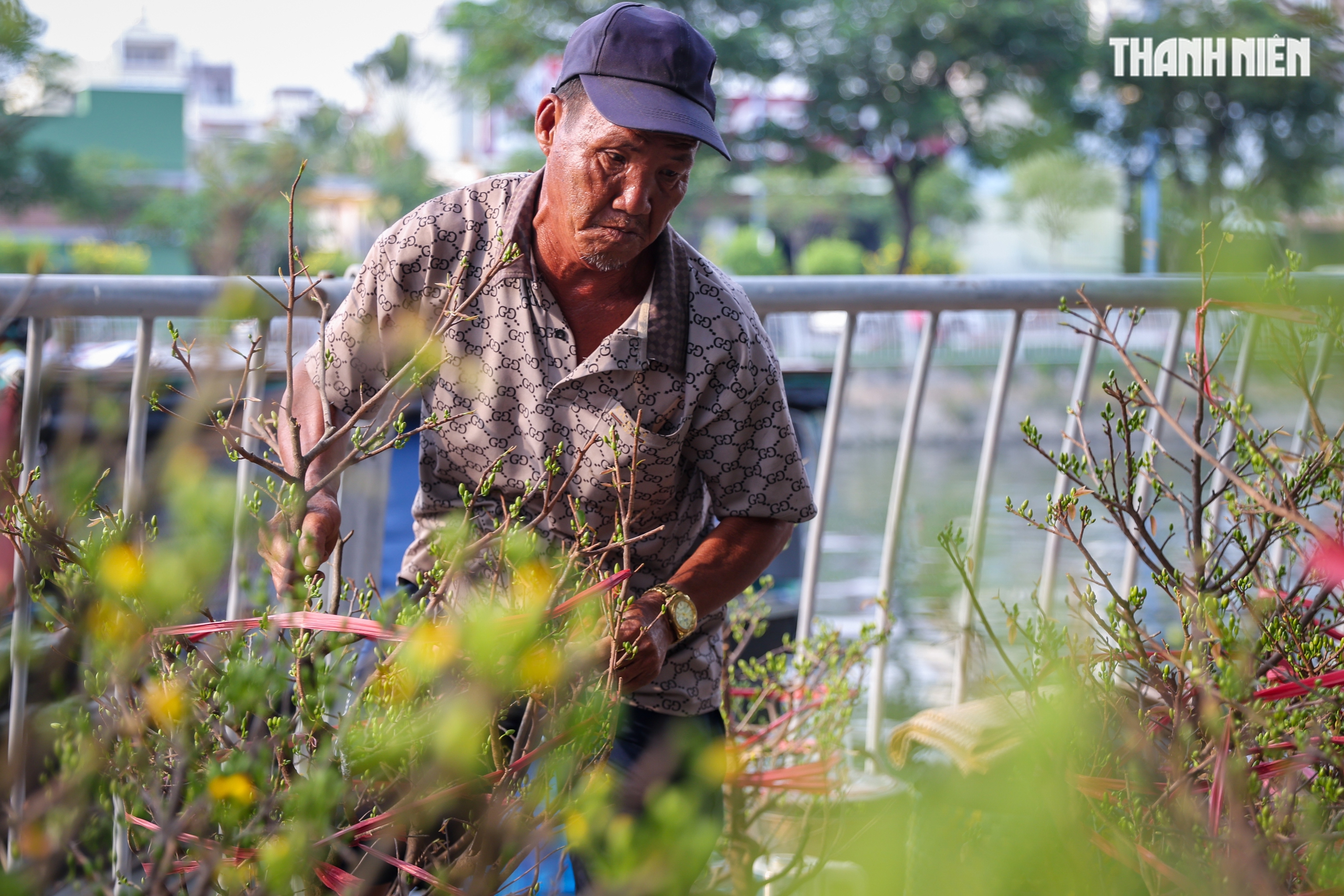 Thuyền ghe chở hoa miền T&acirc;y nối d&ograve;ng cập bến 'Tr&ecirc;n bến dưới thuyền' - Ảnh 15.