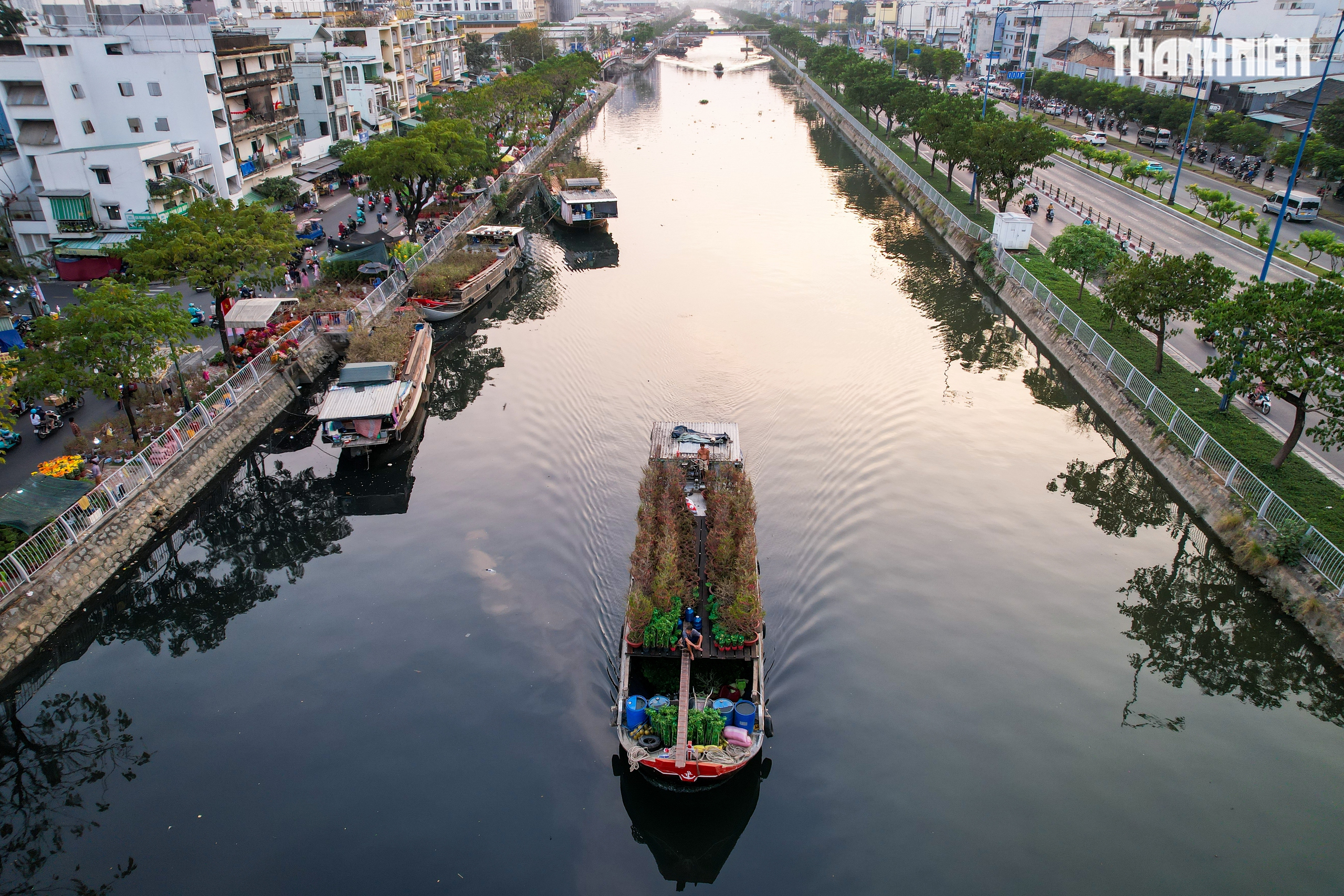 Thuyền ghe chở hoa miền T&acirc;y nối d&ograve;ng cập bến 'Tr&ecirc;n bến dưới thuyền' - Ảnh 18.