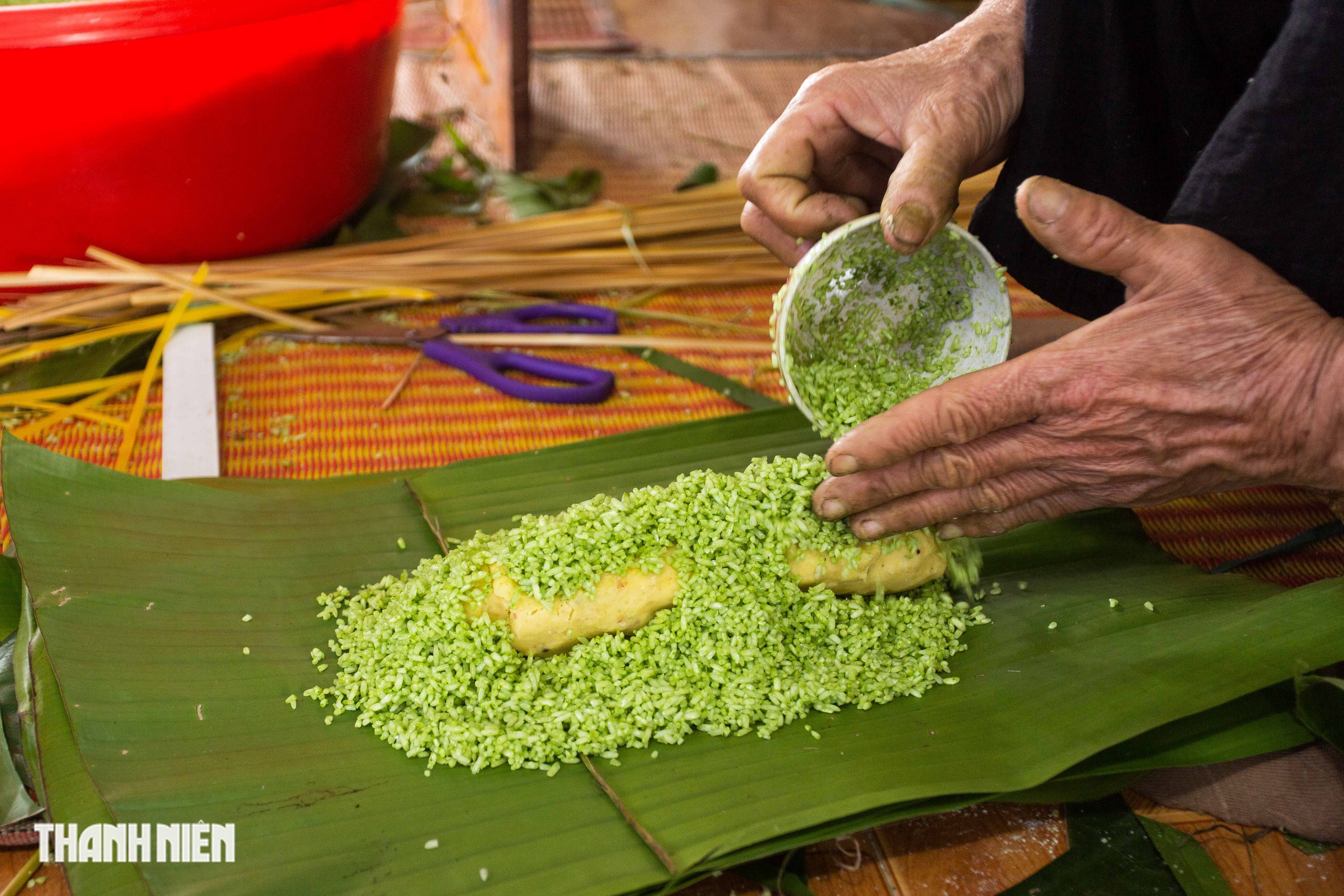 H&aacute;i rau ng&oacute;t vo nếp nấu ra m&oacute;n b&aacute;nh t&eacute;t mặt trăng nức tiếng Quảng Trị - Ảnh 5.