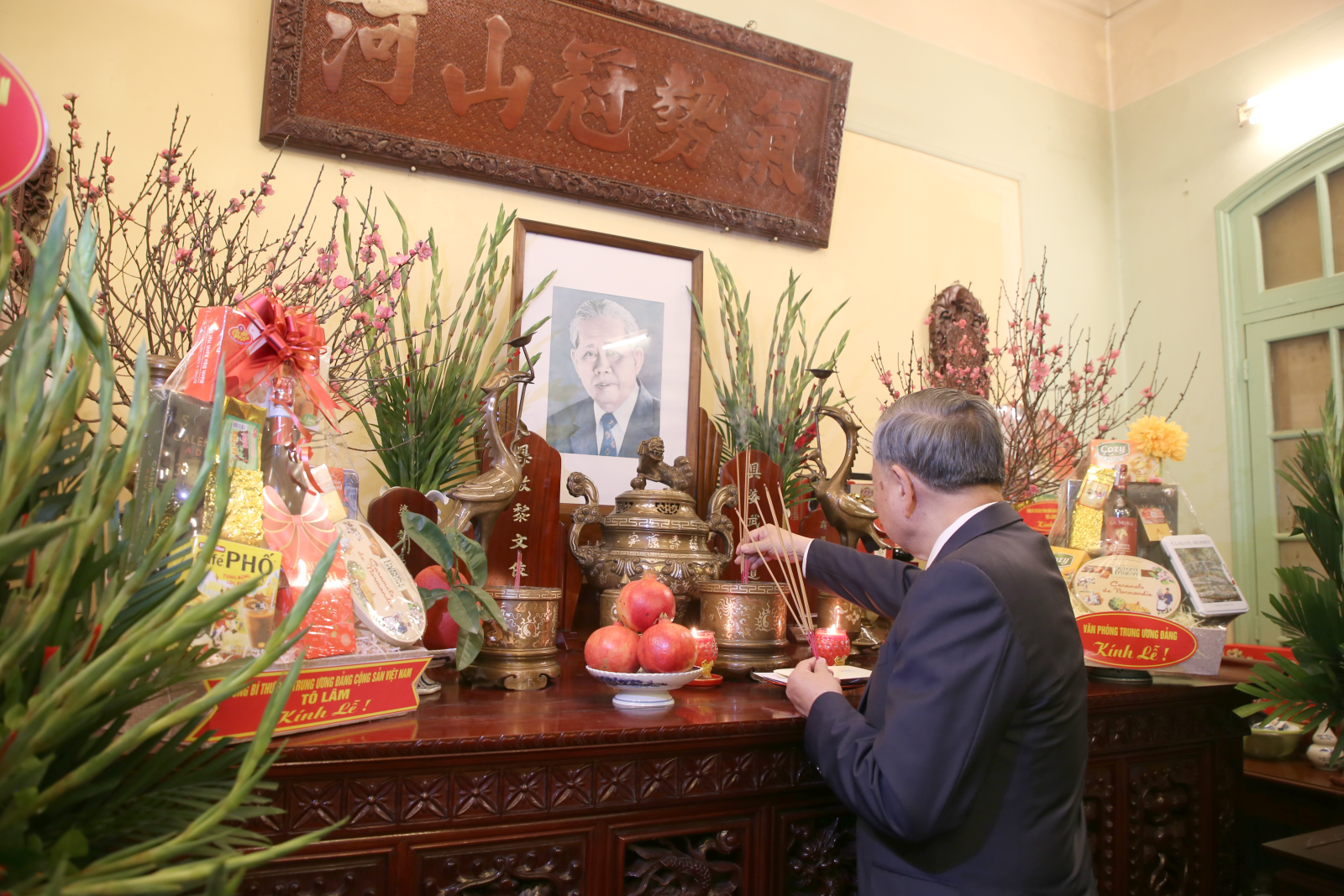 Tổng B&iacute; thư thắp hương tưởng nhớ c&aacute;c l&atilde;nh đạo Đảng, Nh&agrave; nước đ&atilde; từ trần- Ảnh 2.