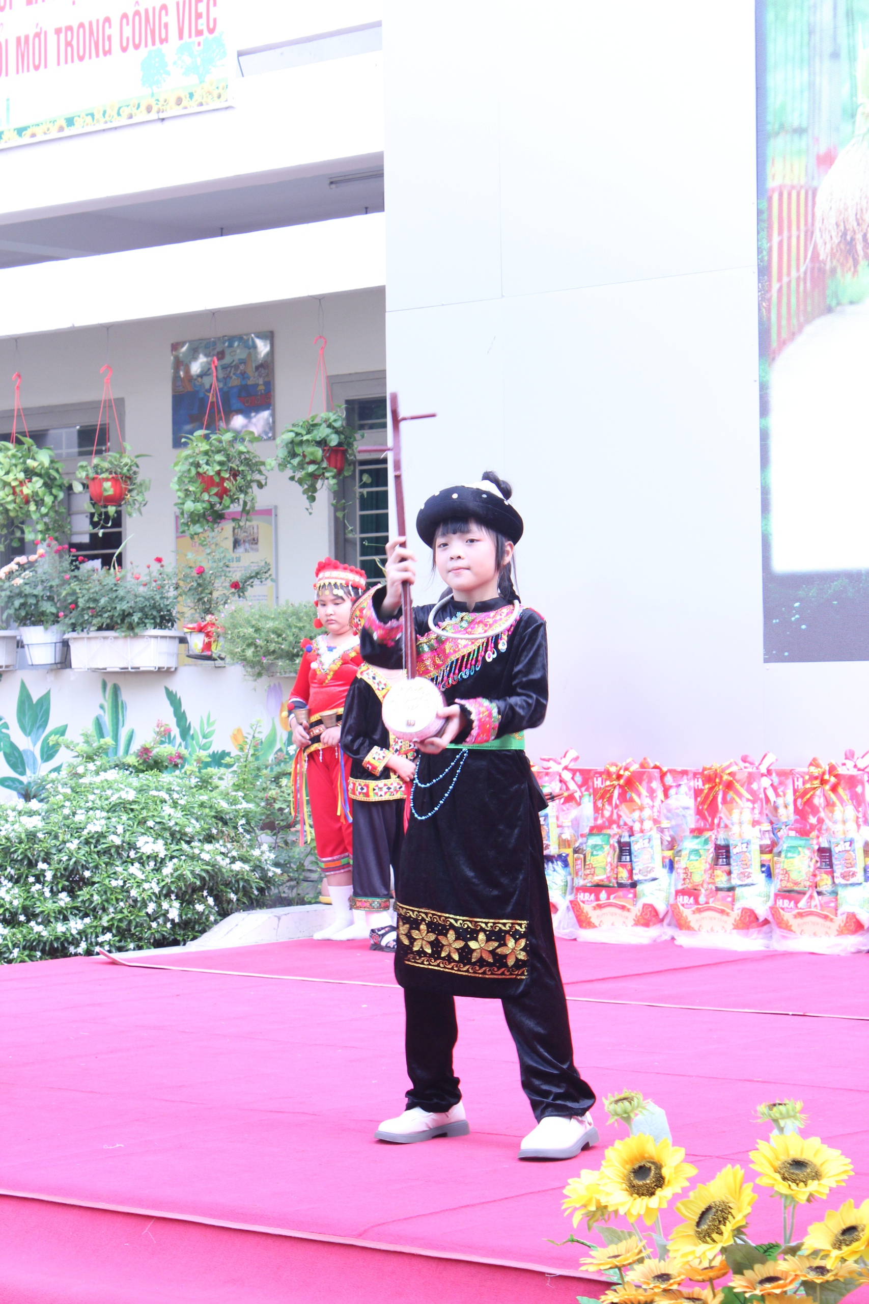 Cô hiệu trưởng ở TP.HCM mặc trang phục H'Mông, vui tết cùng học trò - Ảnh 13.