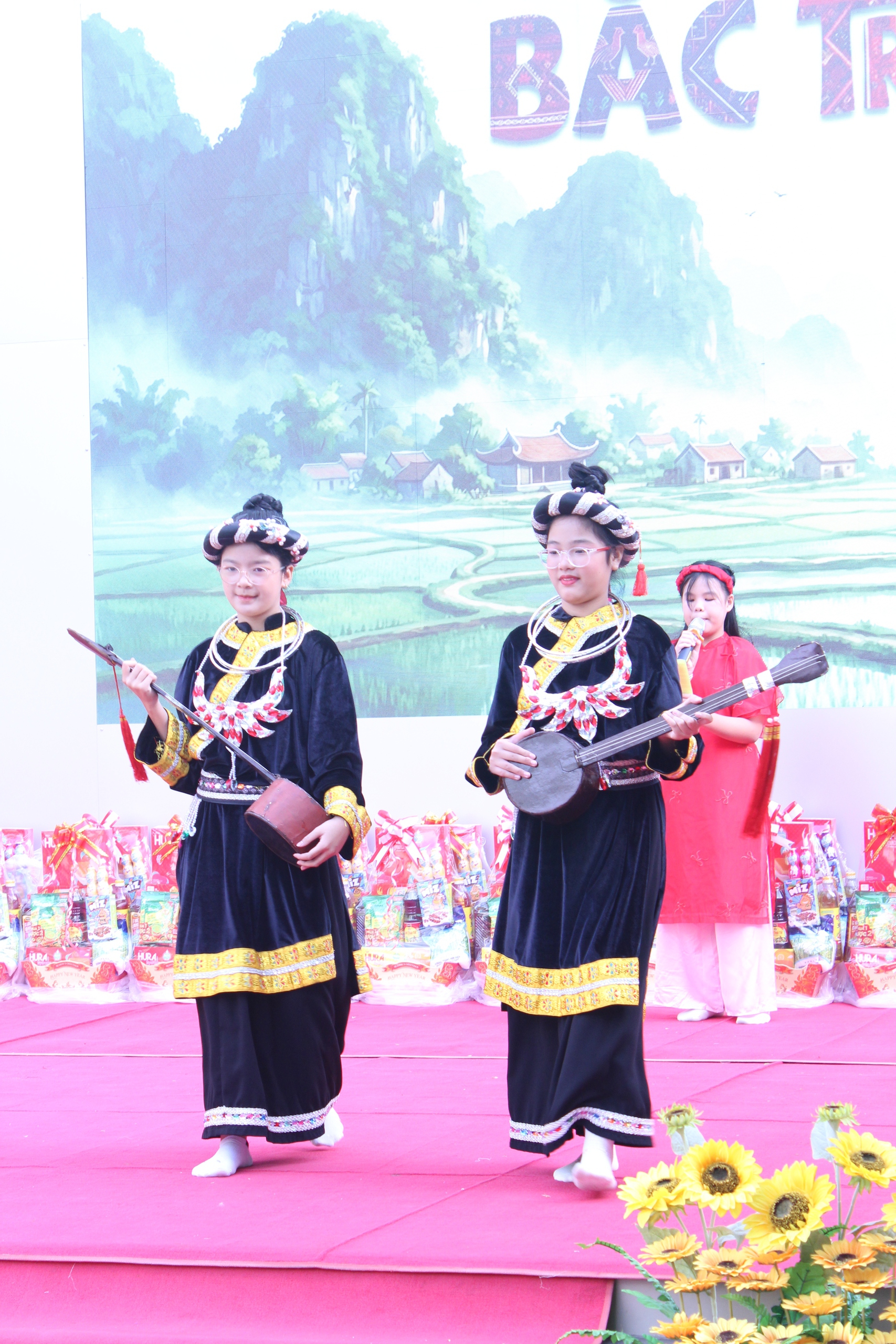 Cô hiệu trưởng ở TP.HCM mặc trang phục H'Mông, vui tết cùng học trò - Ảnh 2.