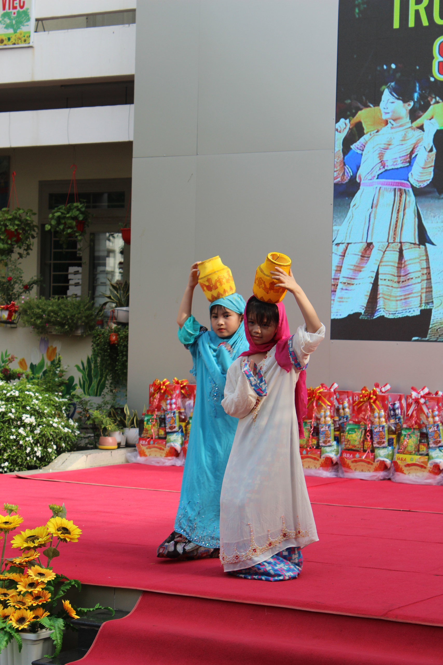 Cô hiệu trưởng ở TP.HCM mặc trang phục H'Mông, vui tết cùng học trò - Ảnh 10.