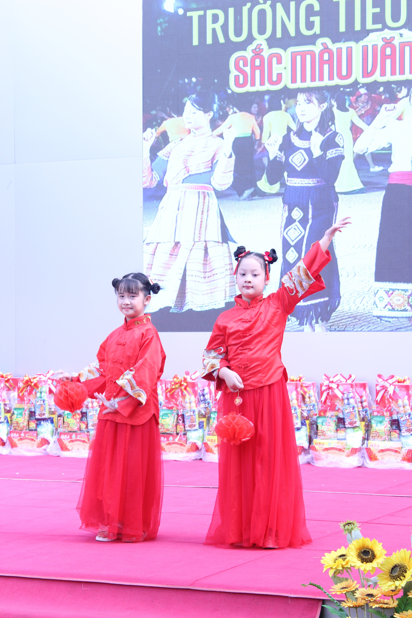 Cô hiệu trưởng ở TP.HCM mặc trang phục H'Mông, vui tết cùng học trò - Ảnh 14.