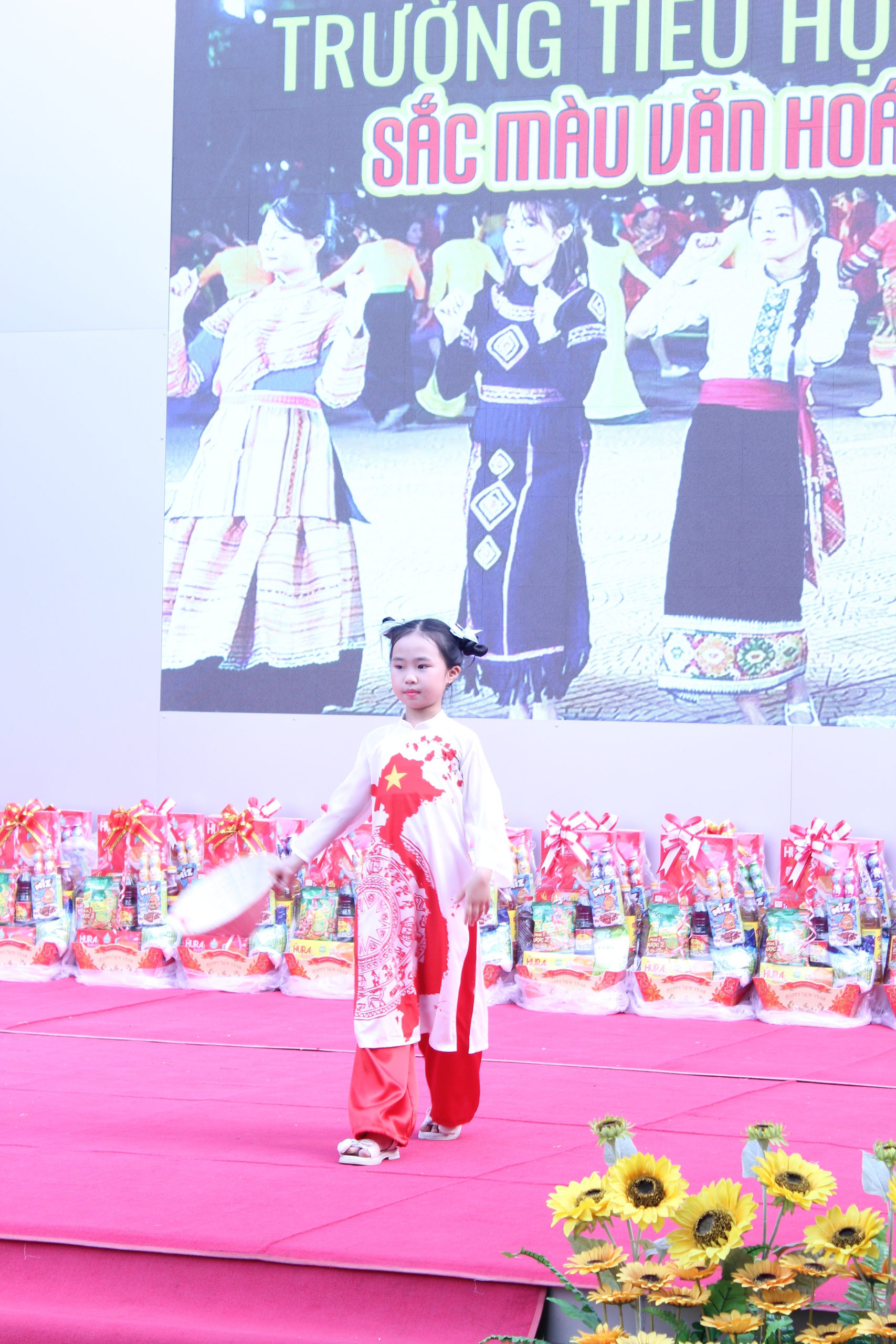 Cô hiệu trưởng ở TP.HCM mặc trang phục H'Mông, vui tết cùng học trò - Ảnh 12.