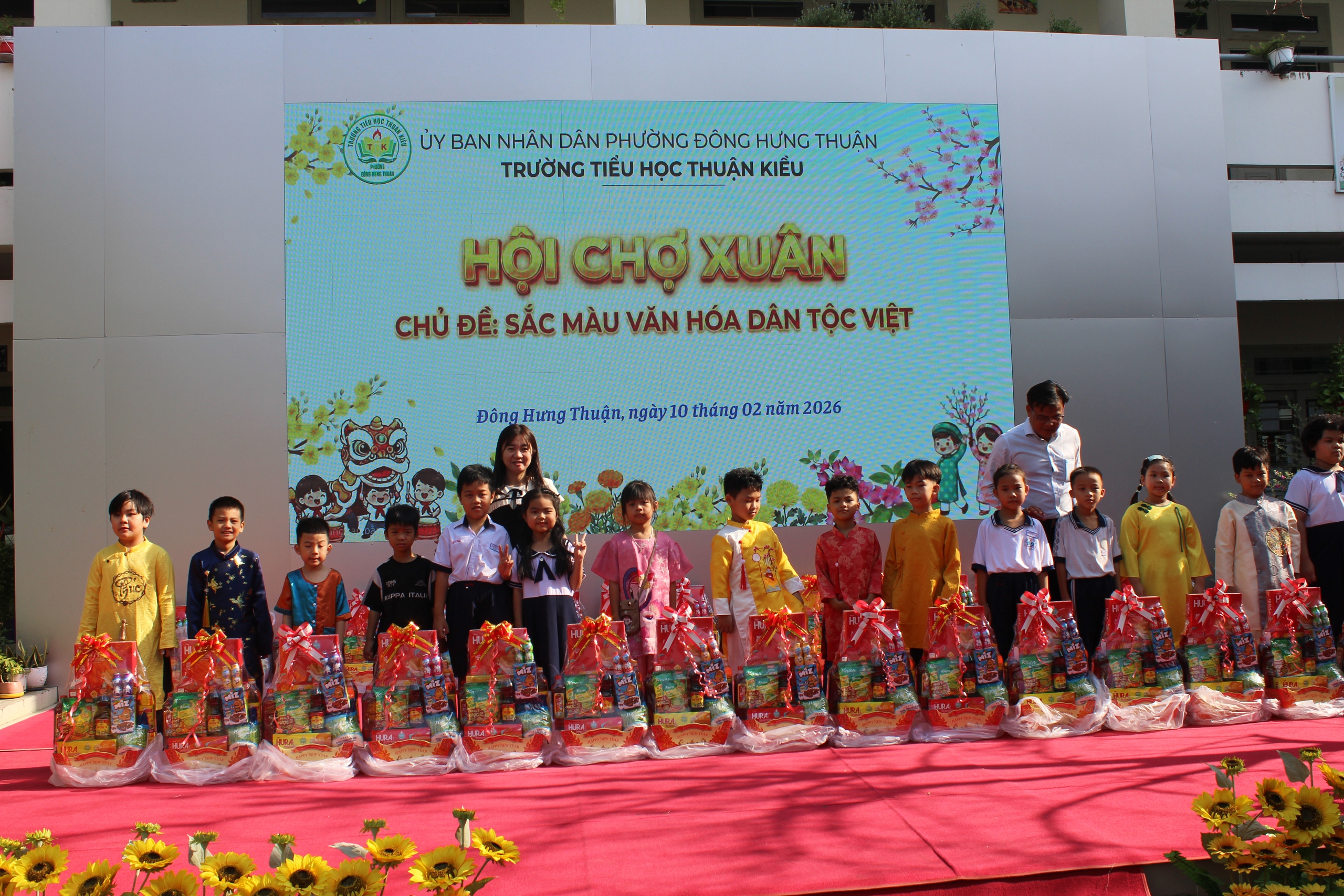 C&ocirc; hiệu trưởng ở TP.HCM mặc trang phục H'M&ocirc;ng, vui tết c&ugrave;ng học tr&ograve; - Ảnh 24.