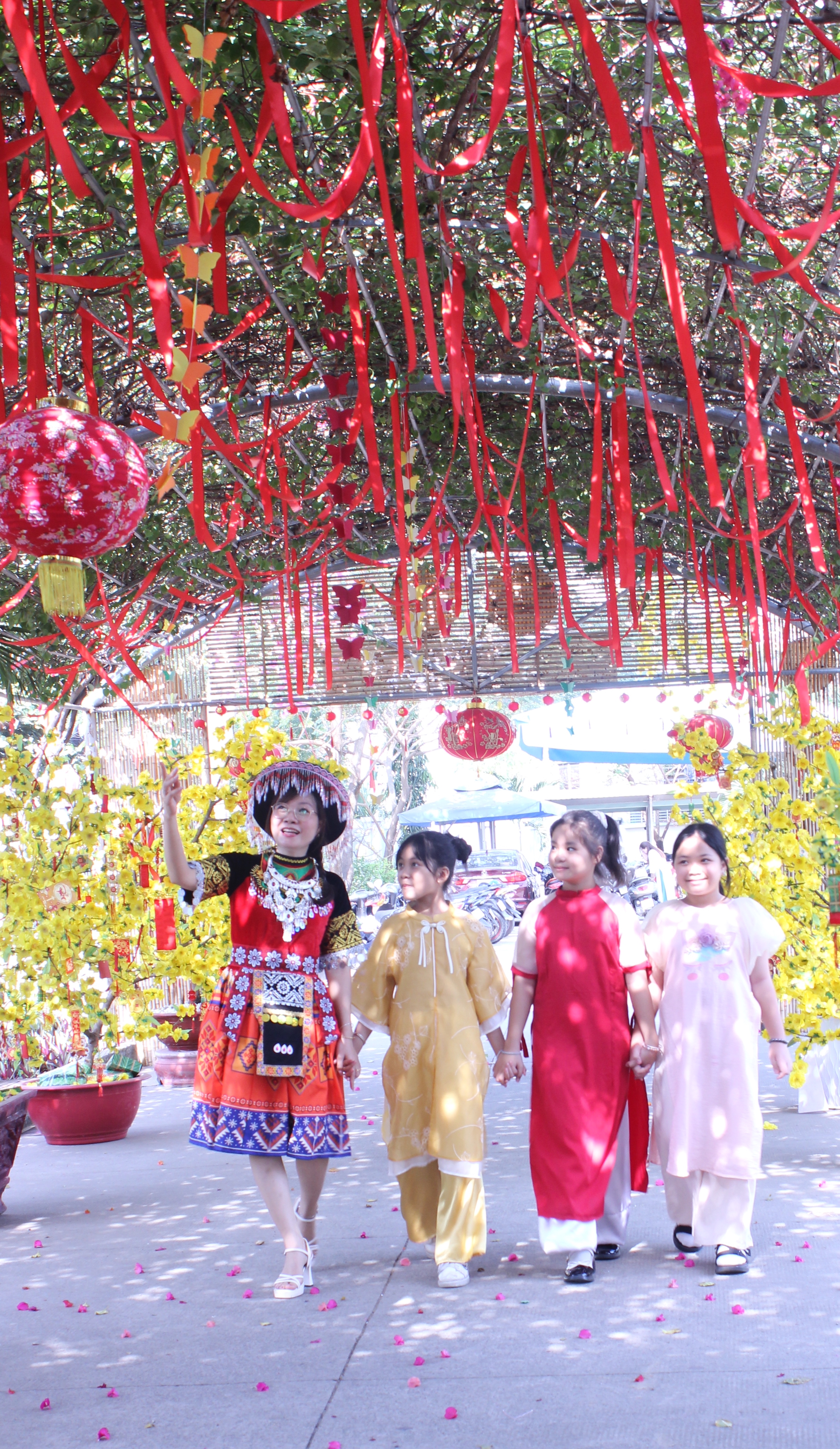 Cô hiệu trưởng ở TP.HCM mặc trang phục H'Mông, vui tết cùng học trò - Ảnh 4.