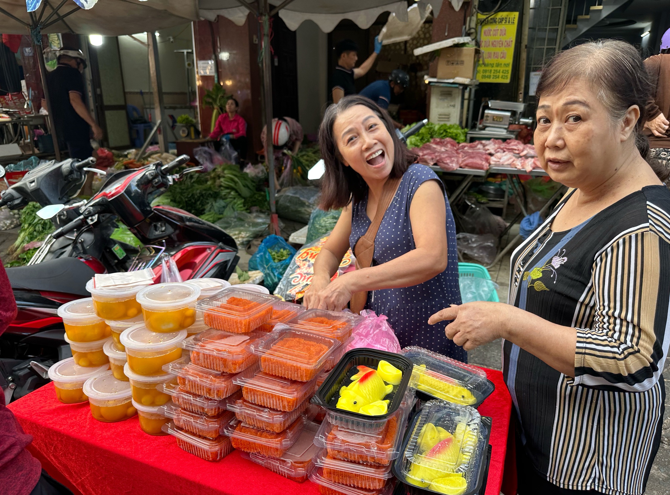 Mua c&aacute; ch&eacute;p c&uacute;ng &ocirc;ng T&aacute;o 23 th&aacute;ng chạp: Bất ngờ chợ Phạm Văn Hai ở TP.HCM - Ảnh 11.