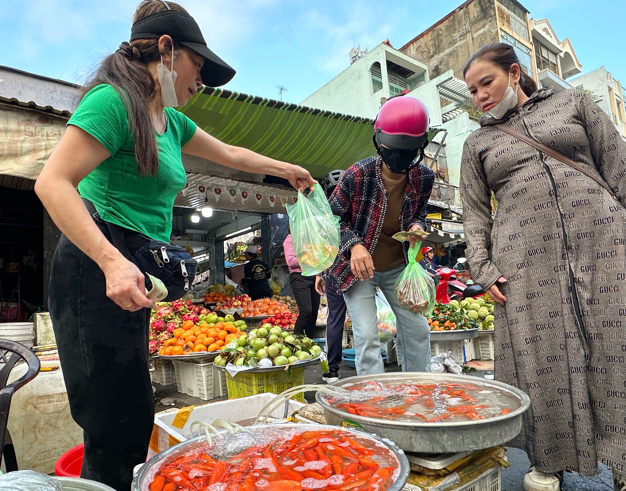 Mua c&aacute; ch&eacute;p c&uacute;ng &ocirc;ng T&aacute;o 23 th&aacute;ng chạp: Bất ngờ chợ Phạm Văn Hai ở TP.HCM - Ảnh 5.