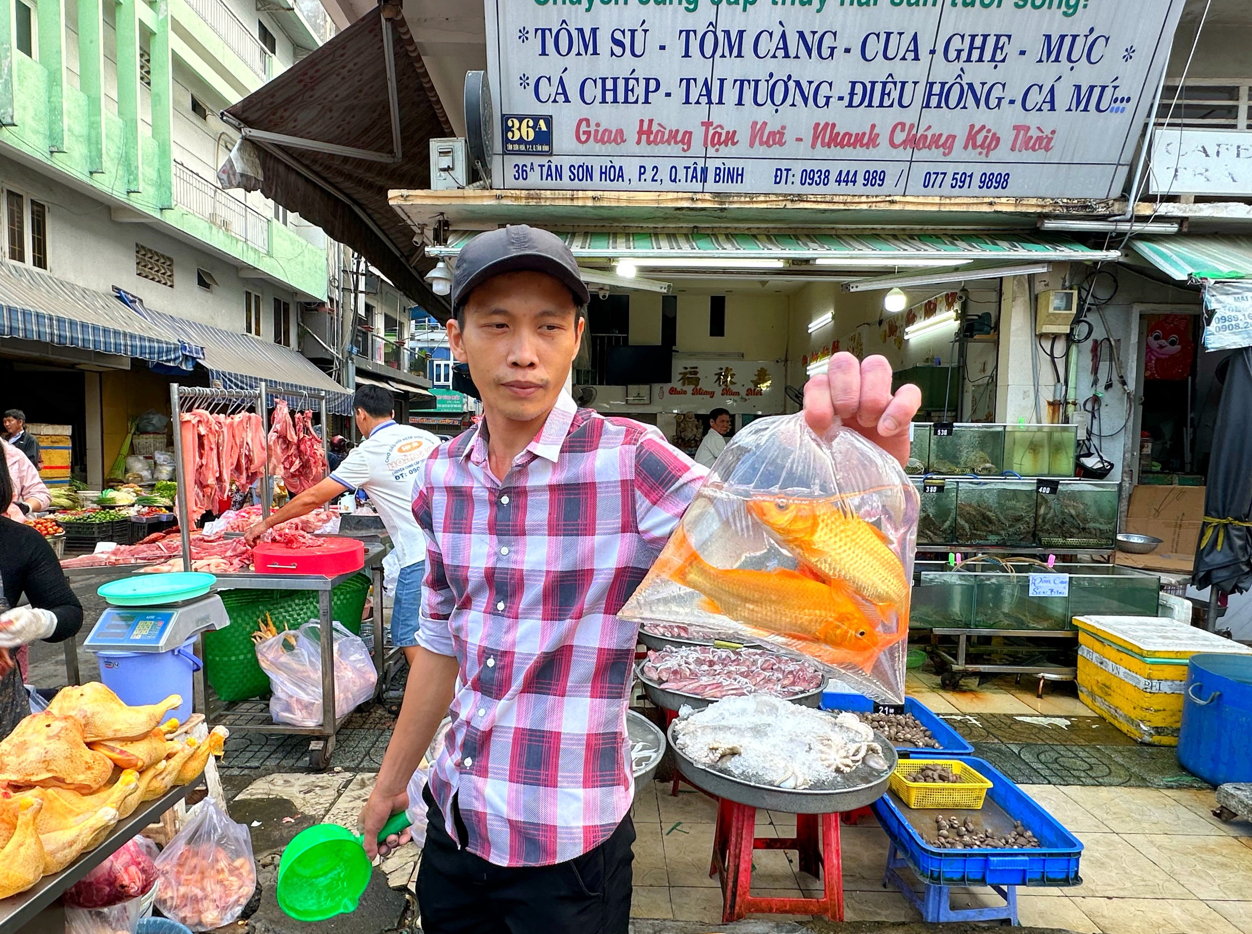 Mua c&aacute; ch&eacute;p c&uacute;ng &ocirc;ng T&aacute;o 23 th&aacute;ng chạp: Bất ngờ chợ Phạm Văn Hai ở TP.HCM - Ảnh 10.