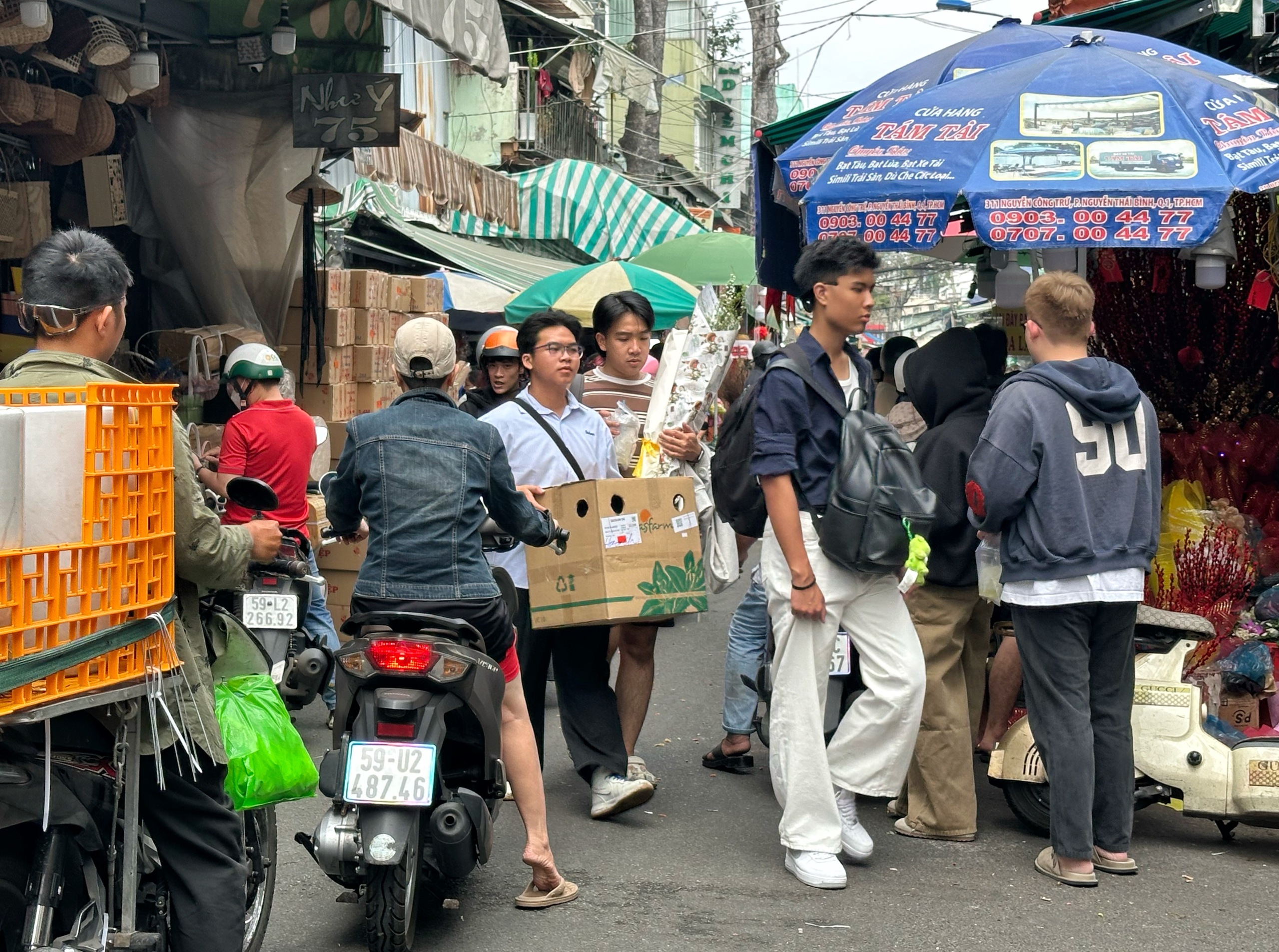 Chợ hoa lớn nhất TP.HCM chiều 23 th&aacute;ng chạp: C&uacute;c vạn thọ 'xả h&agrave;ng', đại hạ gi&aacute; - Ảnh 9.