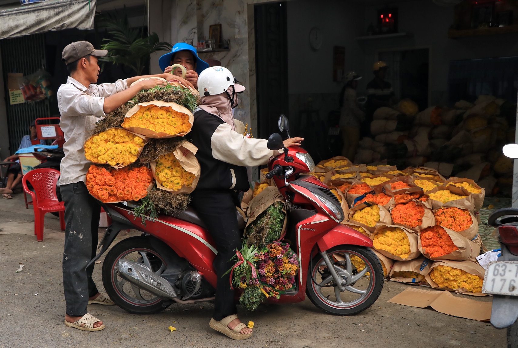 Chợ hoa lớn nhất TP.HCM chiều 23 th&aacute;ng chạp: C&uacute;c vạn thọ 'xả h&agrave;ng', đại hạ gi&aacute; - Ảnh 3.