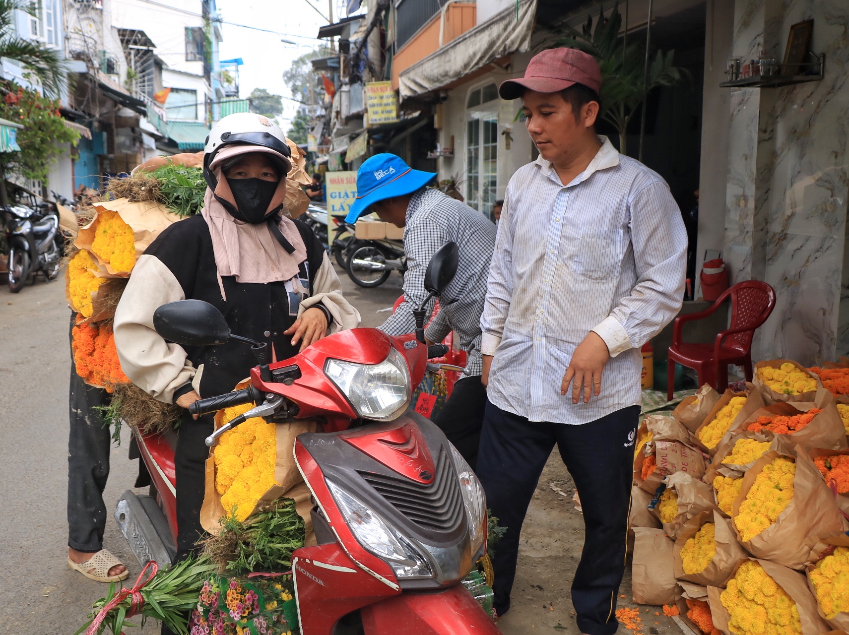 Chợ hoa lớn nhất TP.HCM chiều 23 th&aacute;ng chạp: C&uacute;c vạn thọ 'xả h&agrave;ng', đại hạ gi&aacute; - Ảnh 6.