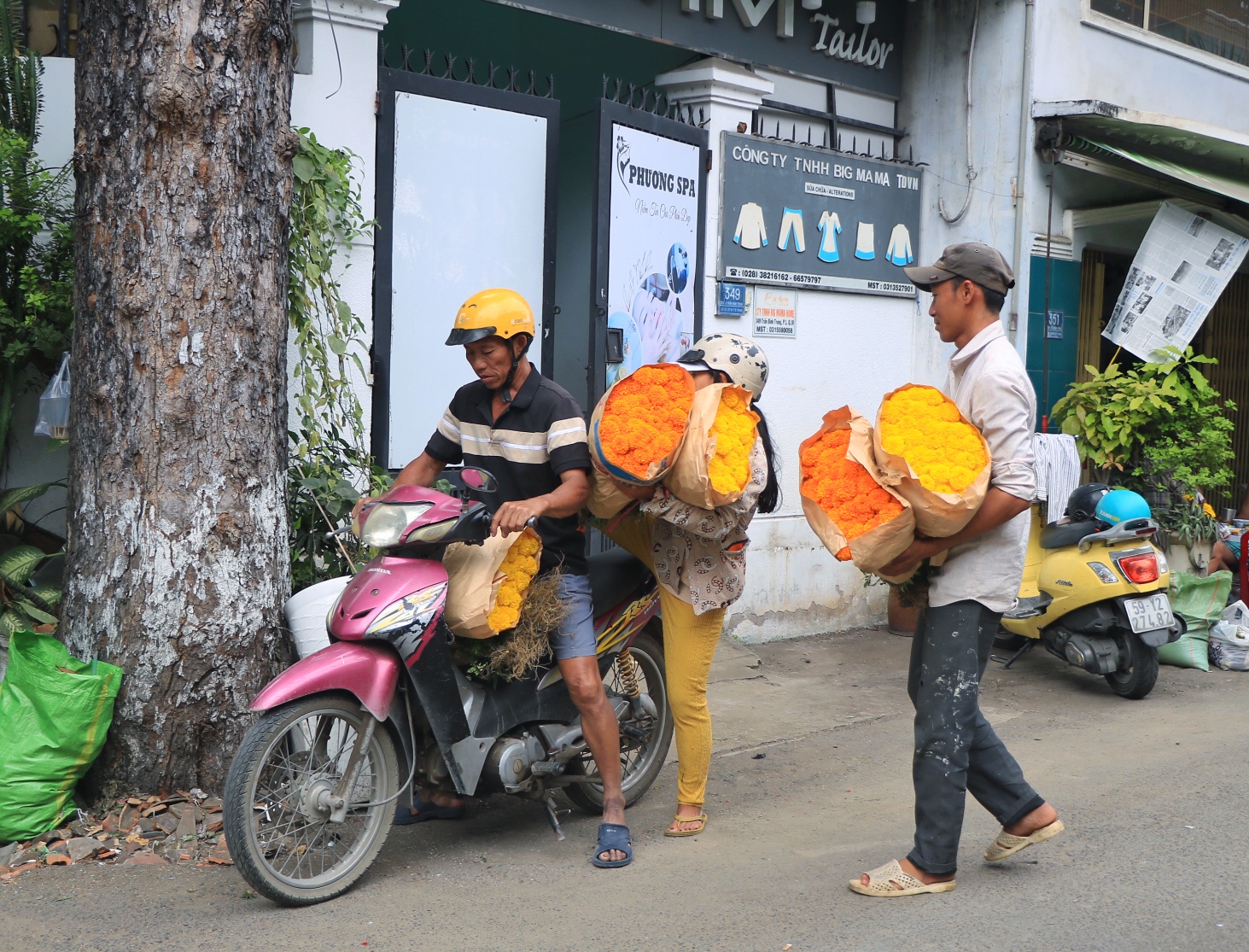 Chợ hoa lớn nhất TP.HCM chiều 23 th&aacute;ng chạp: C&uacute;c vạn thọ 'xả h&agrave;ng', đại hạ gi&aacute; - Ảnh 4.