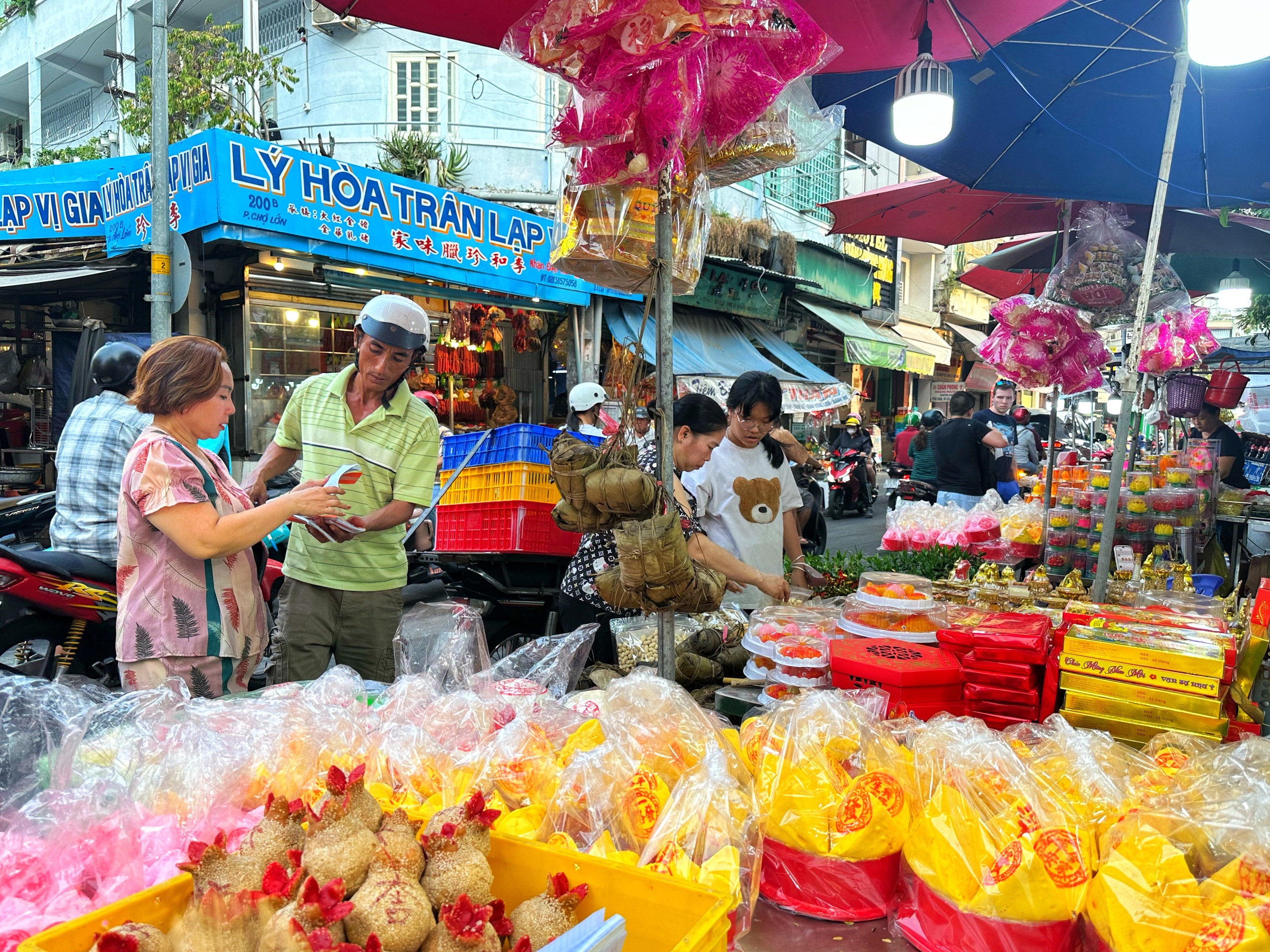 Độc lạ tết ở Chợ Lớn, TP.HCM: Khu chợ mỗi năm chỉ xuất hiện đ&uacute;ng một lần - Ảnh 2.