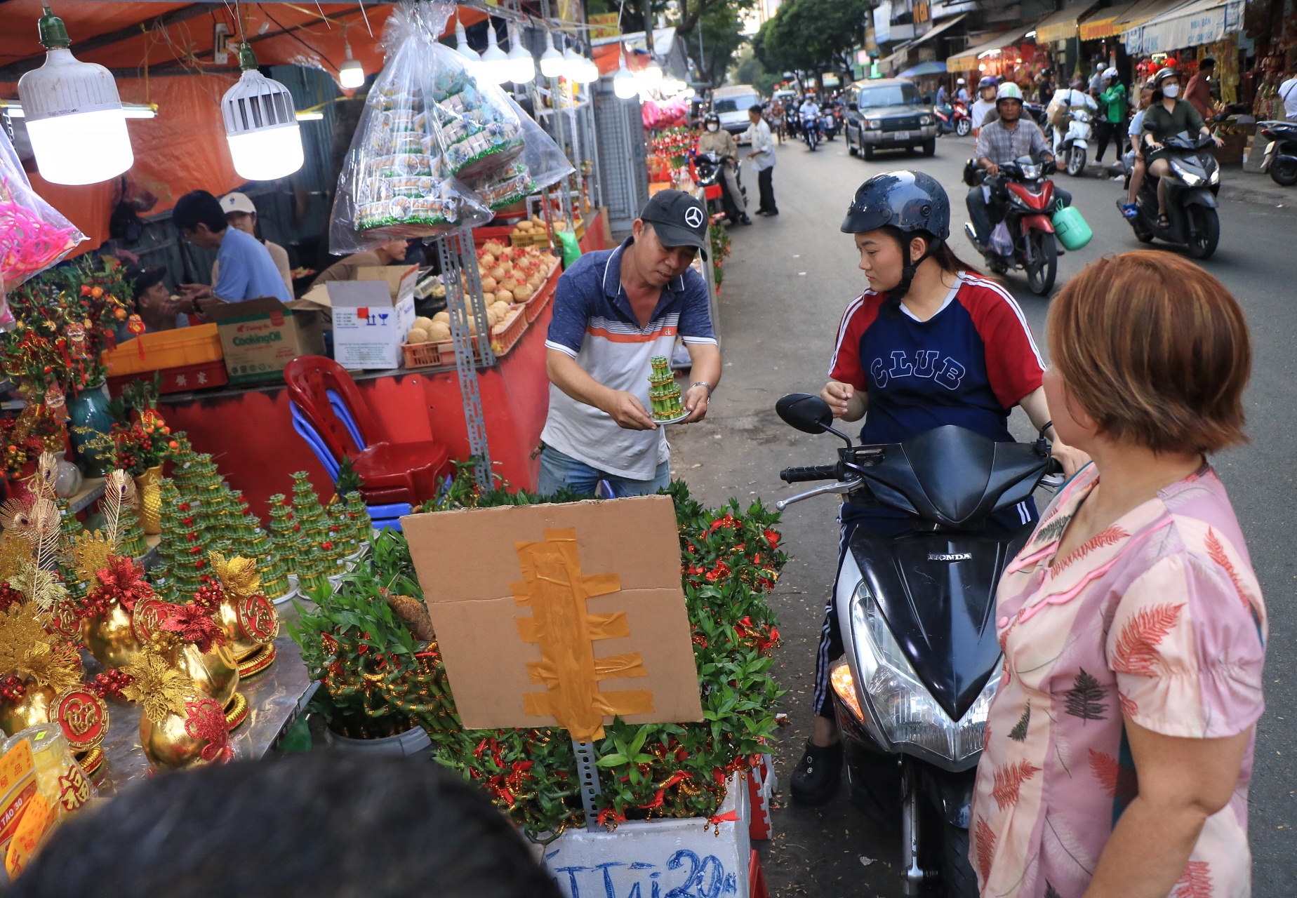 Độc lạ tết ở Chợ Lớn, TP.HCM: Khu chợ mỗi năm chỉ xuất hiện đ&uacute;ng một lần - Ảnh 10.