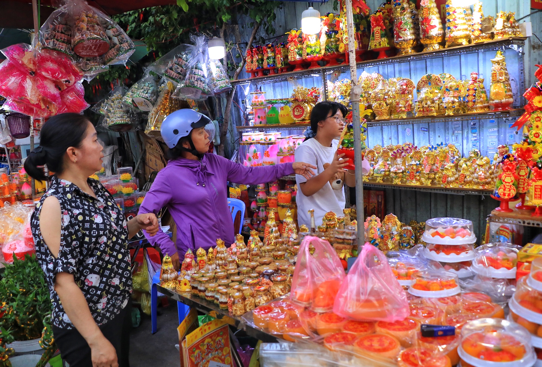 Độc lạ tết ở Chợ Lớn, TP.HCM: Khu chợ mỗi năm chỉ xuất hiện đ&uacute;ng một lần - Ảnh 11.