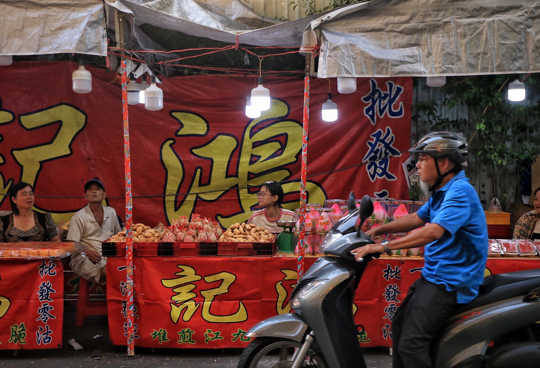 Độc lạ tết ở Chợ Lớn, TP.HCM: Khu chợ mỗi năm chỉ xuất hiện đ&uacute;ng một lần - Ảnh 7.