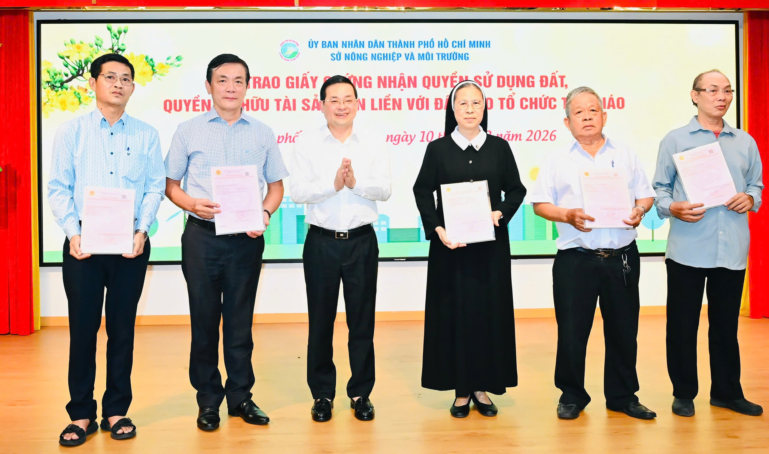 Ngay trước tết, 5 tổ chức tôn giáo được cấp sổ hồng- Ảnh 1.