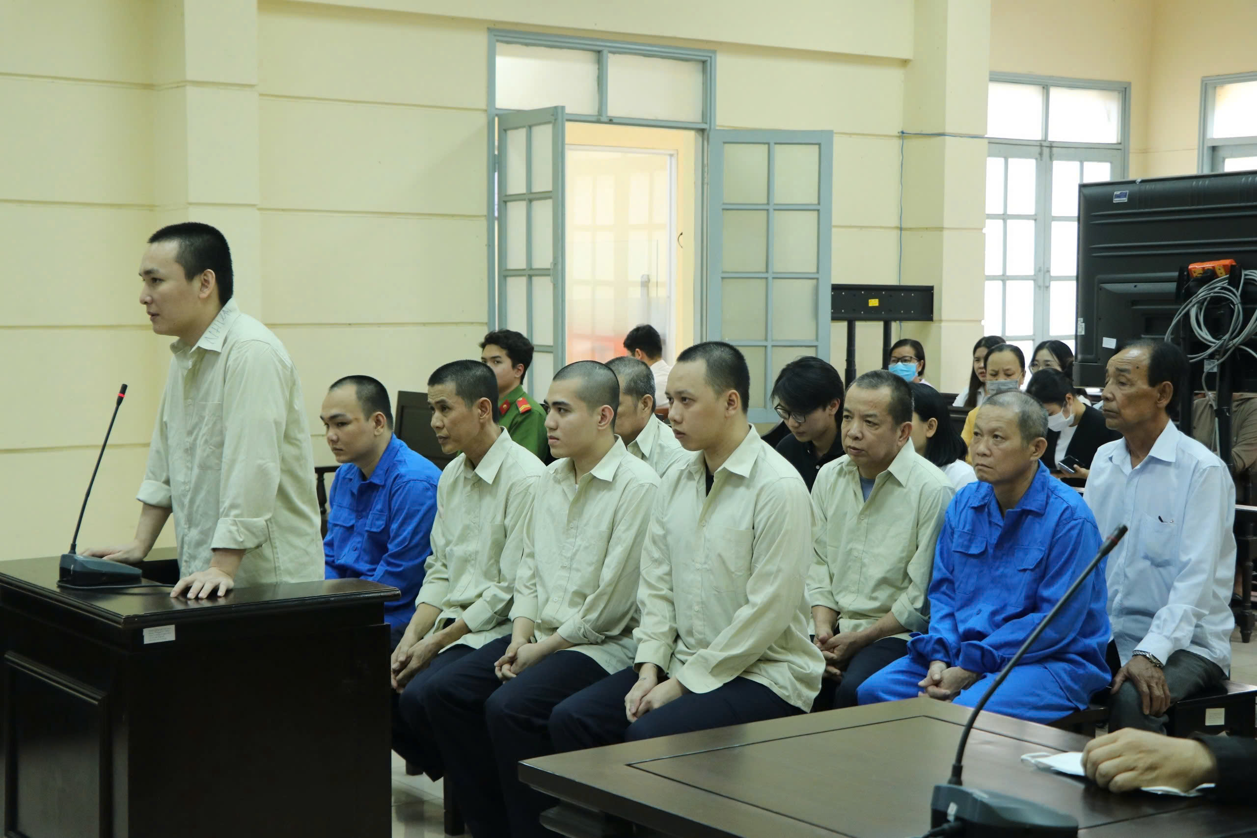 Xét xử 11 bị cáo 'khiêng quan tài trước chợ Bến Thành' để PR bán hàng - Ảnh 1.