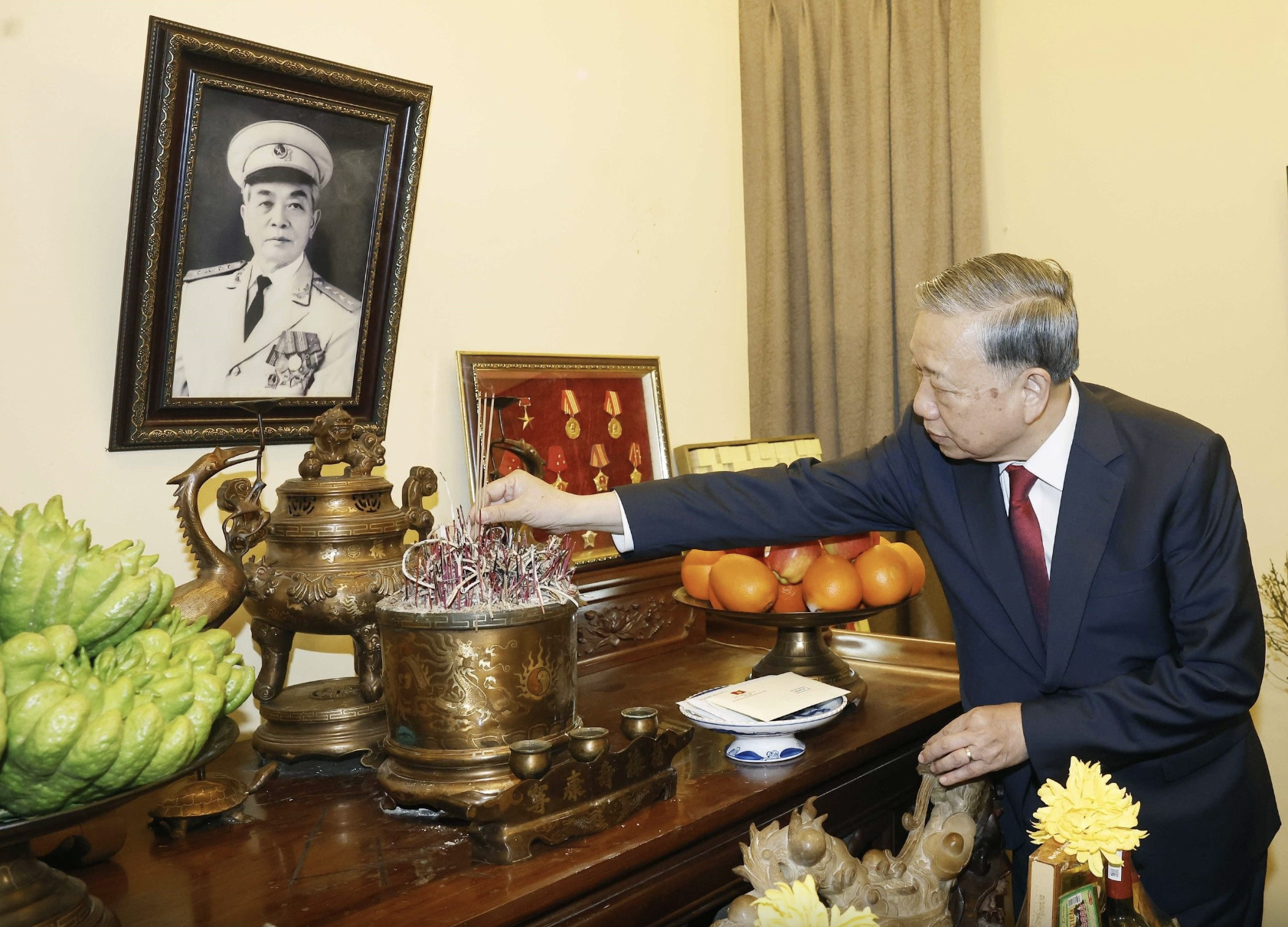 Tổng B&iacute; thư thắp hương tưởng nhớ c&aacute;c l&atilde;nh đạo Đảng, Nh&agrave; nước đ&atilde; từ trần- Ảnh 6.