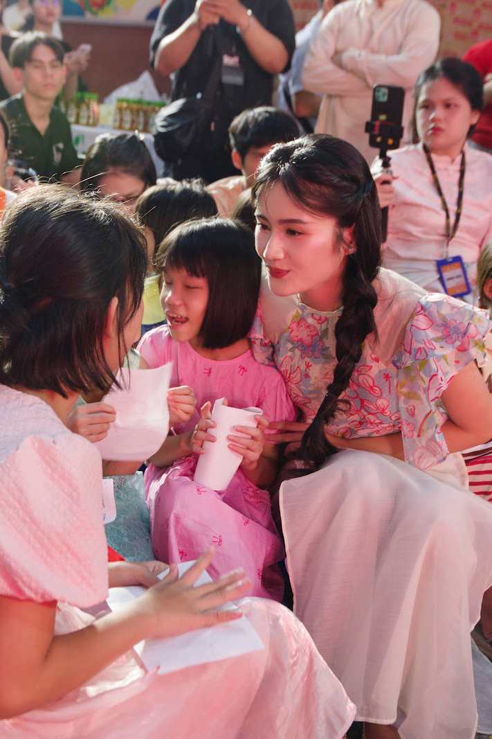 Hoa hậu &Yacute; Nhi về Việt Nam đ&oacute;n tết - Ảnh 5.