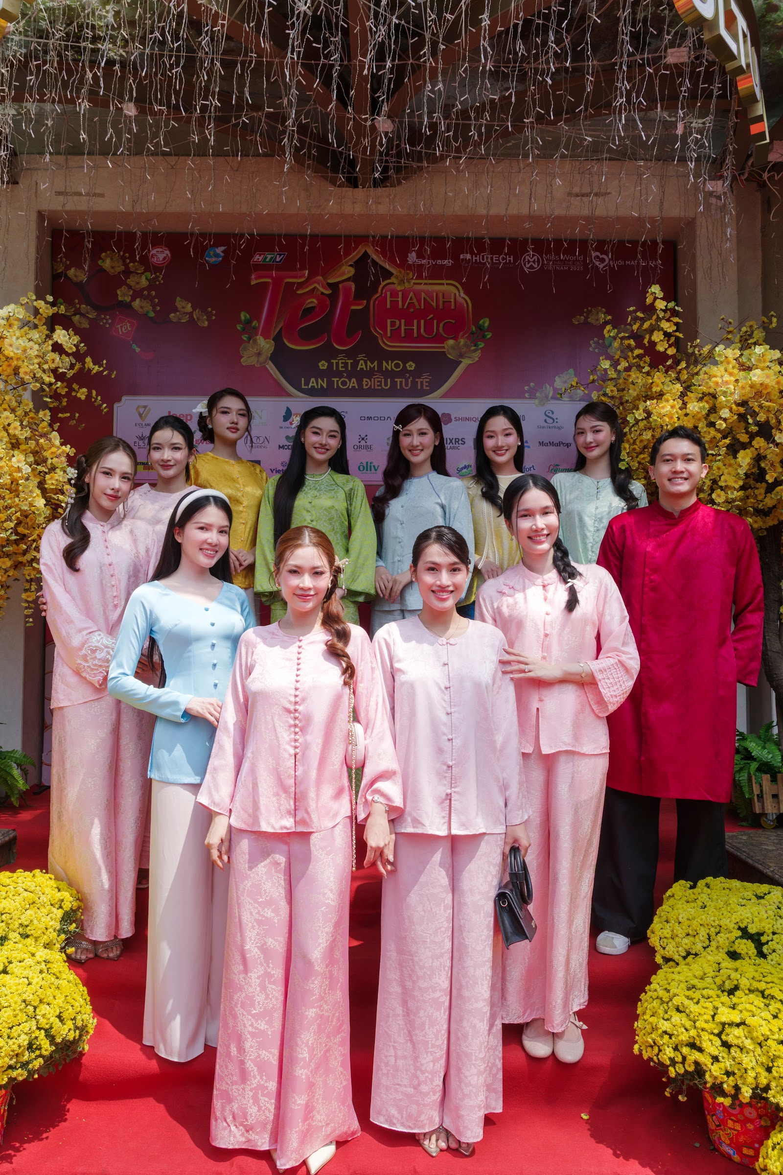 Hoa hậu &Yacute; Nhi về Việt Nam đ&oacute;n tết - Ảnh 2.