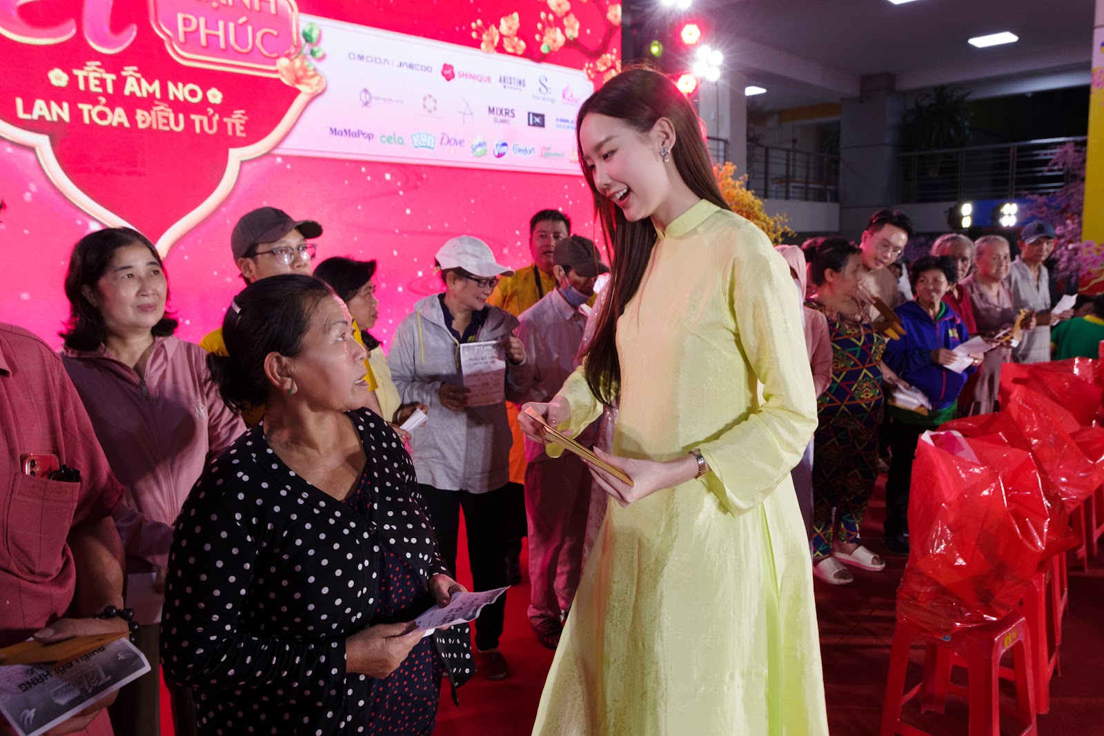 Hoa hậu &Yacute; Nhi về Việt Nam đ&oacute;n tết - Ảnh 7.