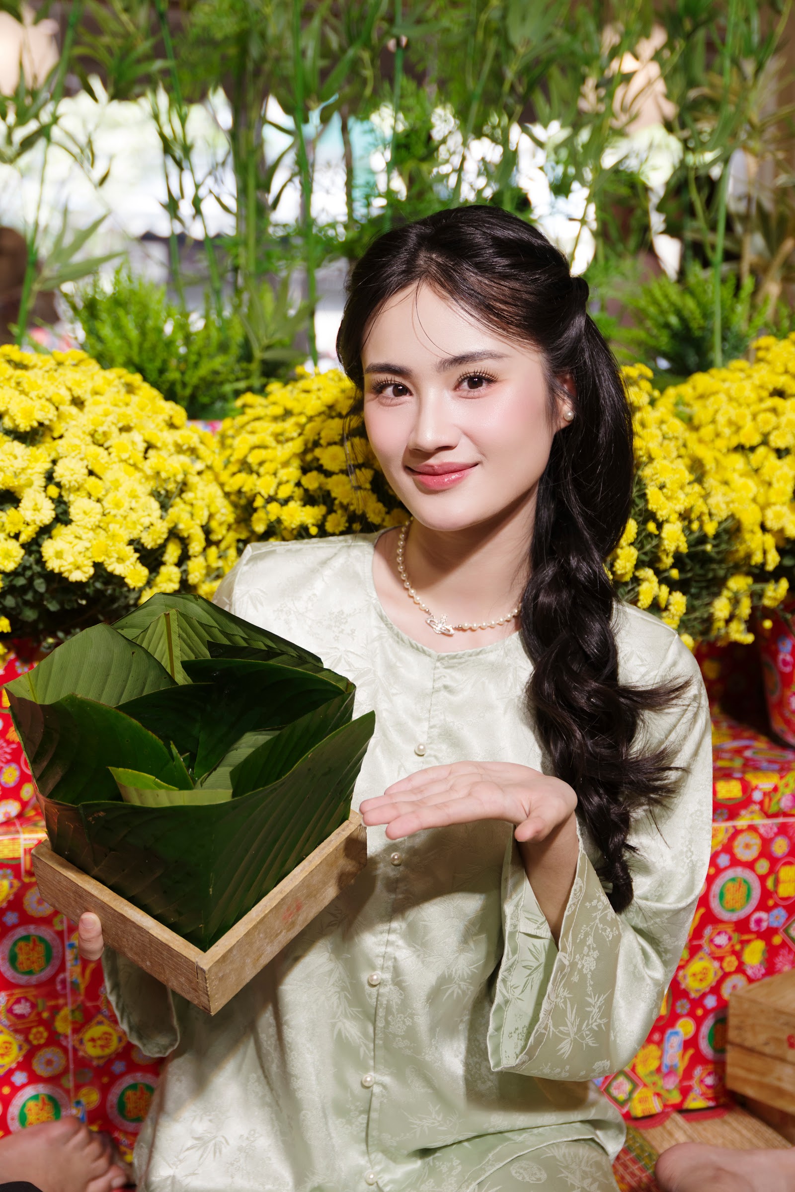 Hoa hậu &Yacute; Nhi về Việt Nam đ&oacute;n tết - Ảnh 4.