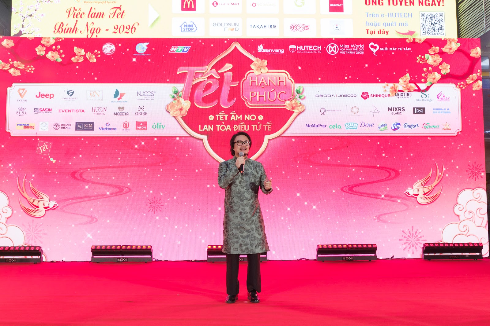 Hoa hậu &Yacute; Nhi về Việt Nam đ&oacute;n tết - Ảnh 8.