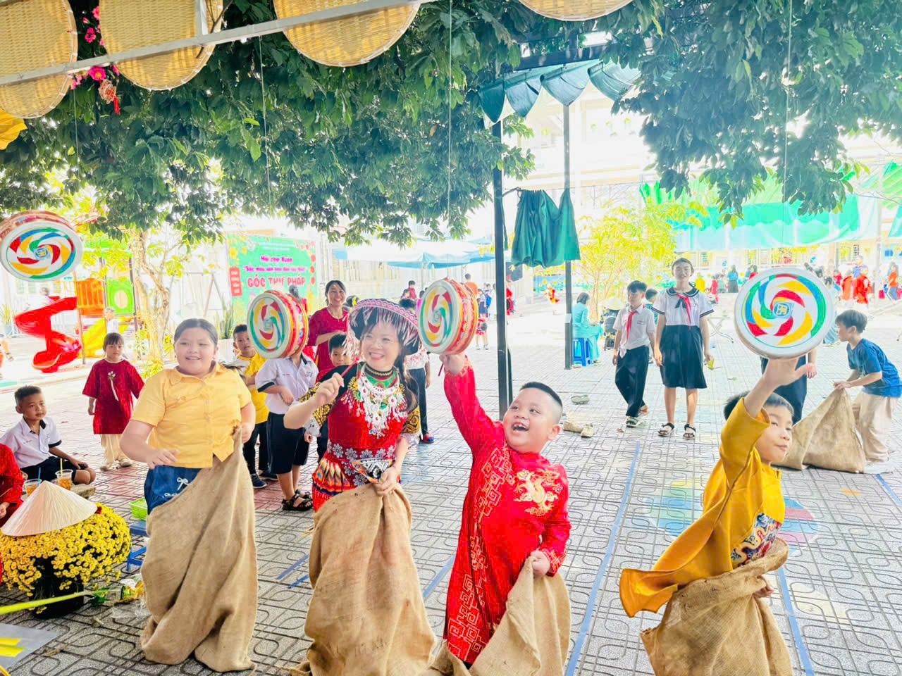 C&ocirc; hiệu trưởng ở TP.HCM mặc trang phục H'M&ocirc;ng, vui tết c&ugrave;ng học tr&ograve; - Ảnh 8.