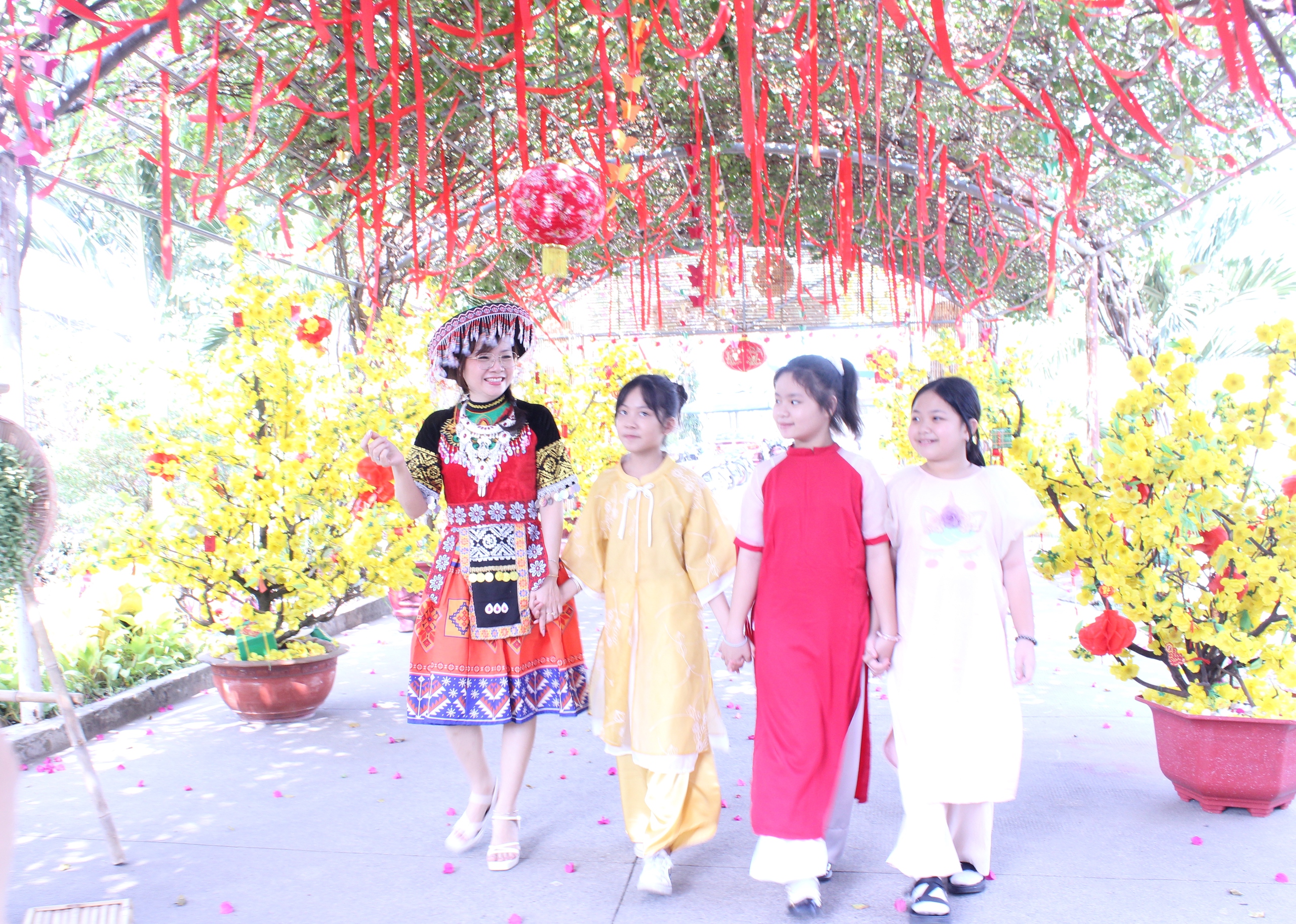 C&ocirc; hiệu trưởng ở TP.HCM mặc trang phục H'M&ocirc;ng, vui tết c&ugrave;ng học tr&ograve; - Ảnh 9.