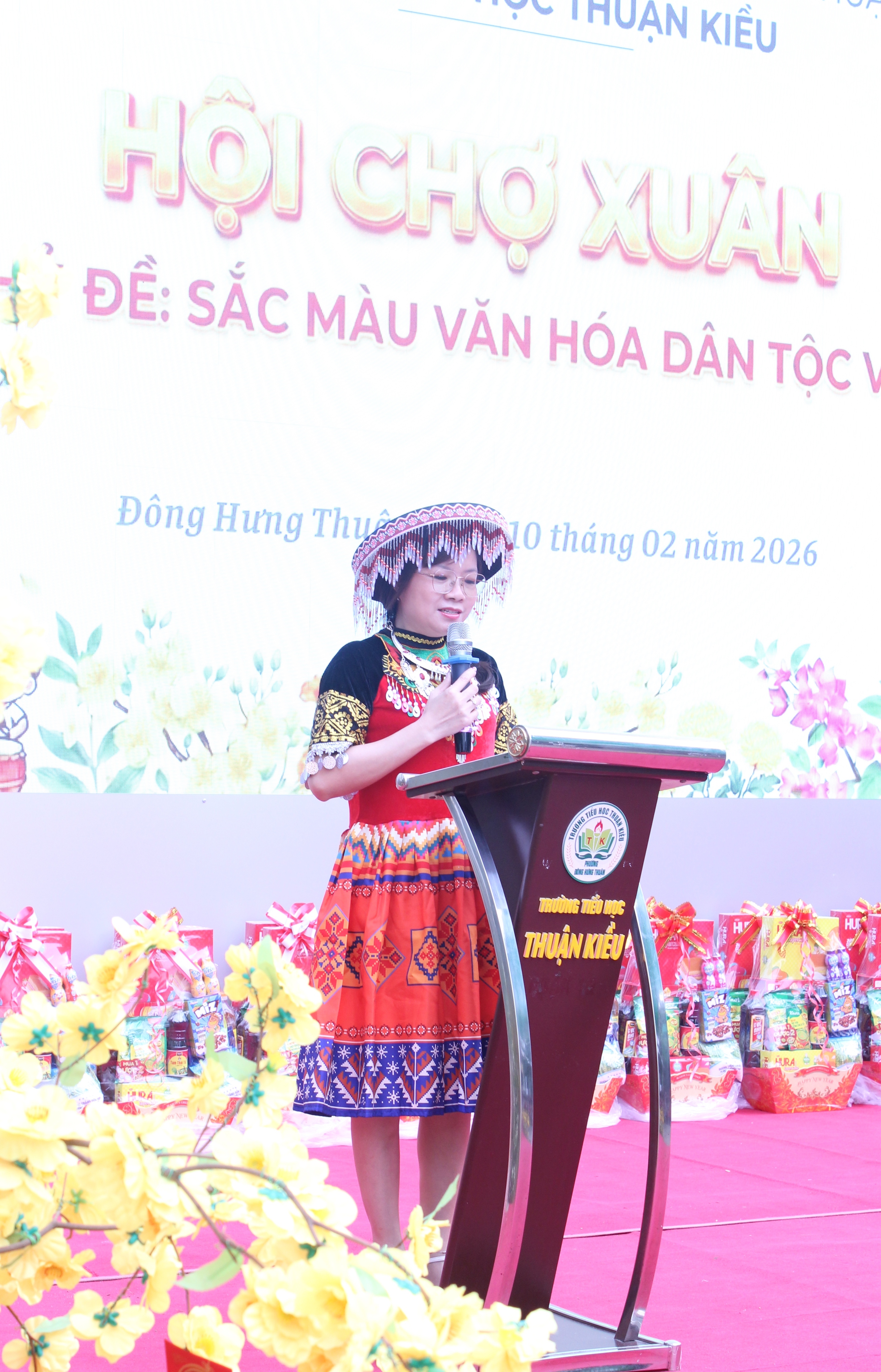 Cô hiệu trưởng ở TP.HCM mặc trang phục H'Mông, vui tết cùng học trò - Ảnh 5.