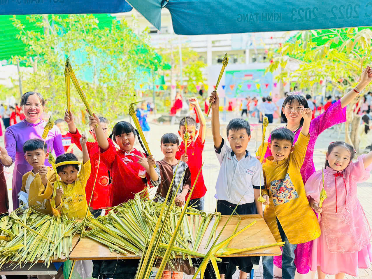 C&ocirc; hiệu trưởng ở TP.HCM mặc trang phục H'M&ocirc;ng, vui tết c&ugrave;ng học tr&ograve; - Ảnh 17.