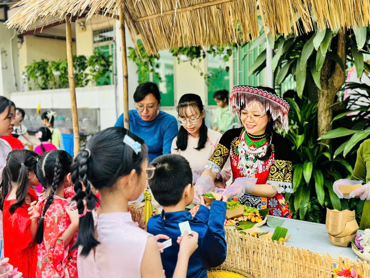 C&ocirc; hiệu trưởng ở TP.HCM mặc trang phục H'M&ocirc;ng, vui tết c&ugrave;ng học tr&ograve; - Ảnh 6.