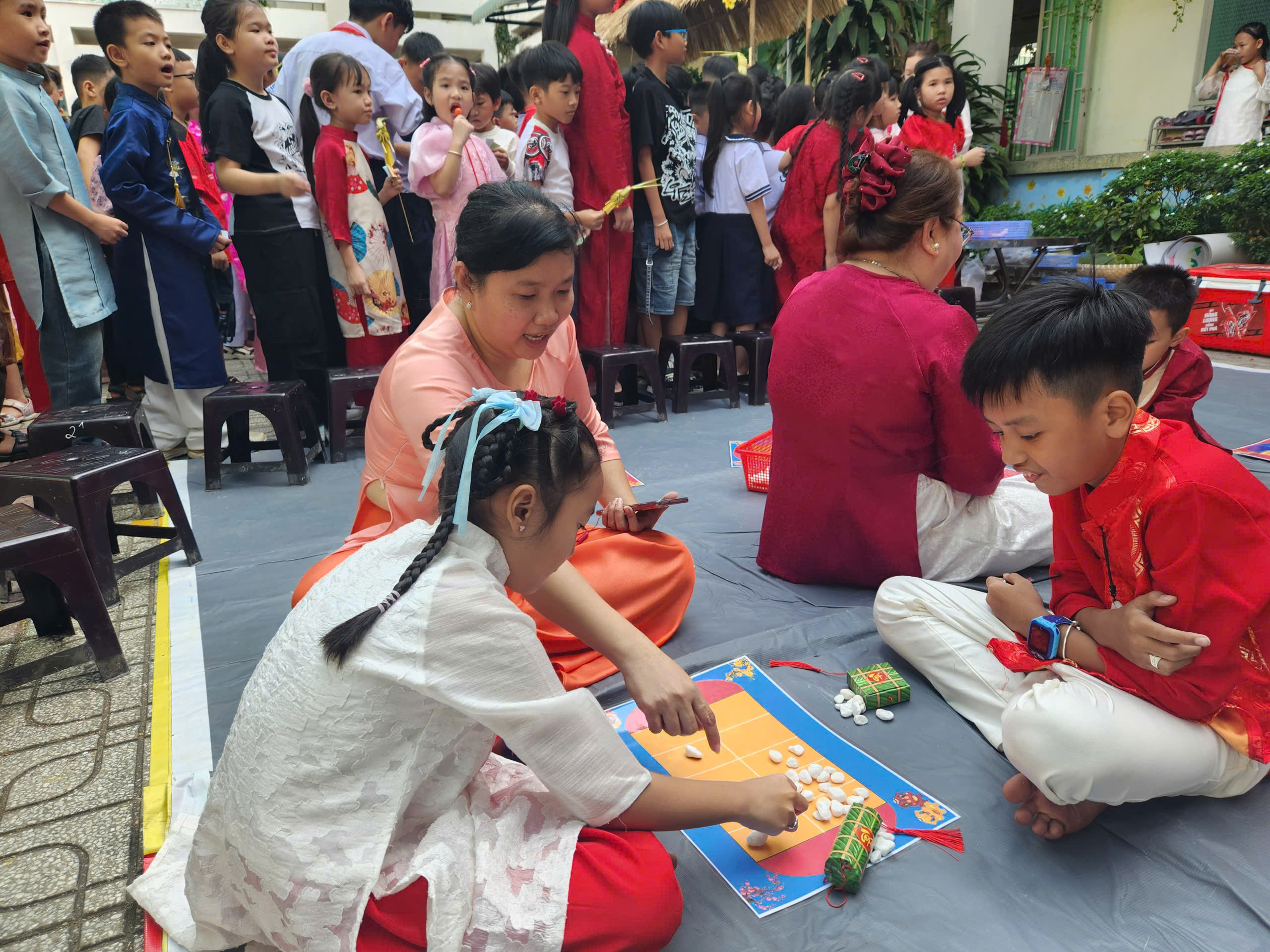 C&ocirc; hiệu trưởng ở TP.HCM mặc trang phục H'M&ocirc;ng, vui tết c&ugrave;ng học tr&ograve; - Ảnh 18.