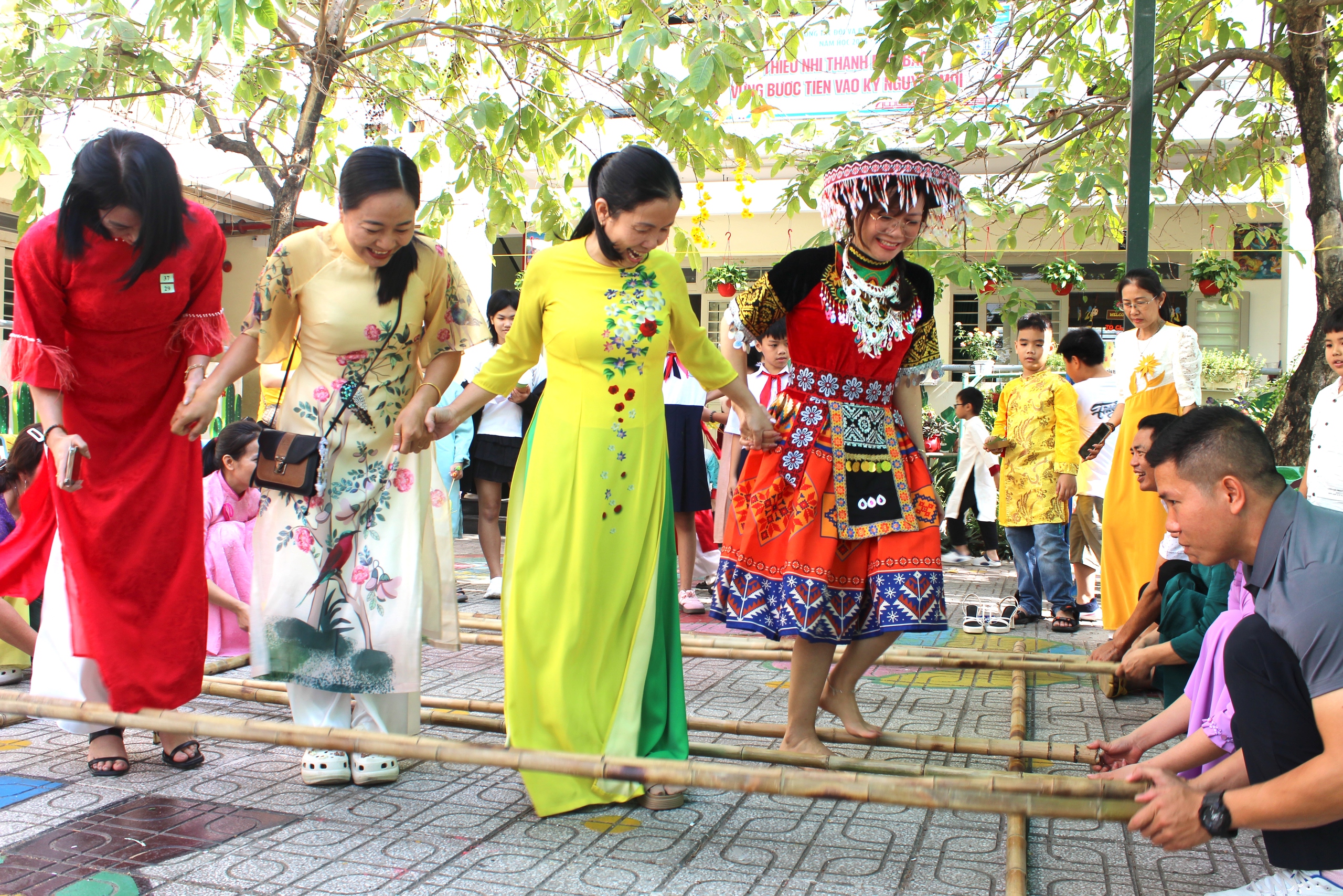 C&ocirc; hiệu trưởng ở TP.HCM mặc trang phục H'M&ocirc;ng, vui tết c&ugrave;ng học tr&ograve; - Ảnh 7.