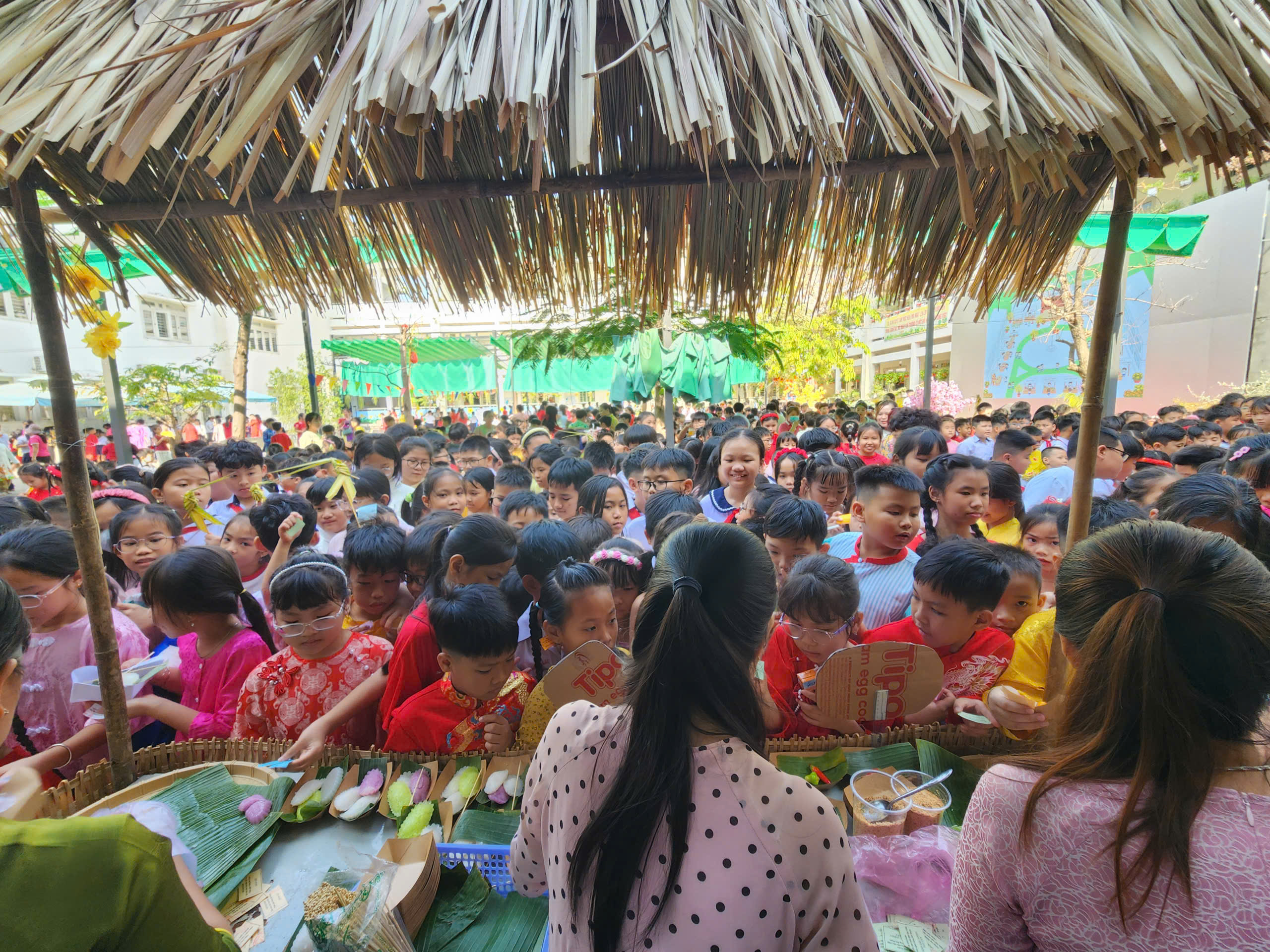 C&ocirc; hiệu trưởng ở TP.HCM mặc trang phục H'M&ocirc;ng, vui tết c&ugrave;ng học tr&ograve; - Ảnh 16.