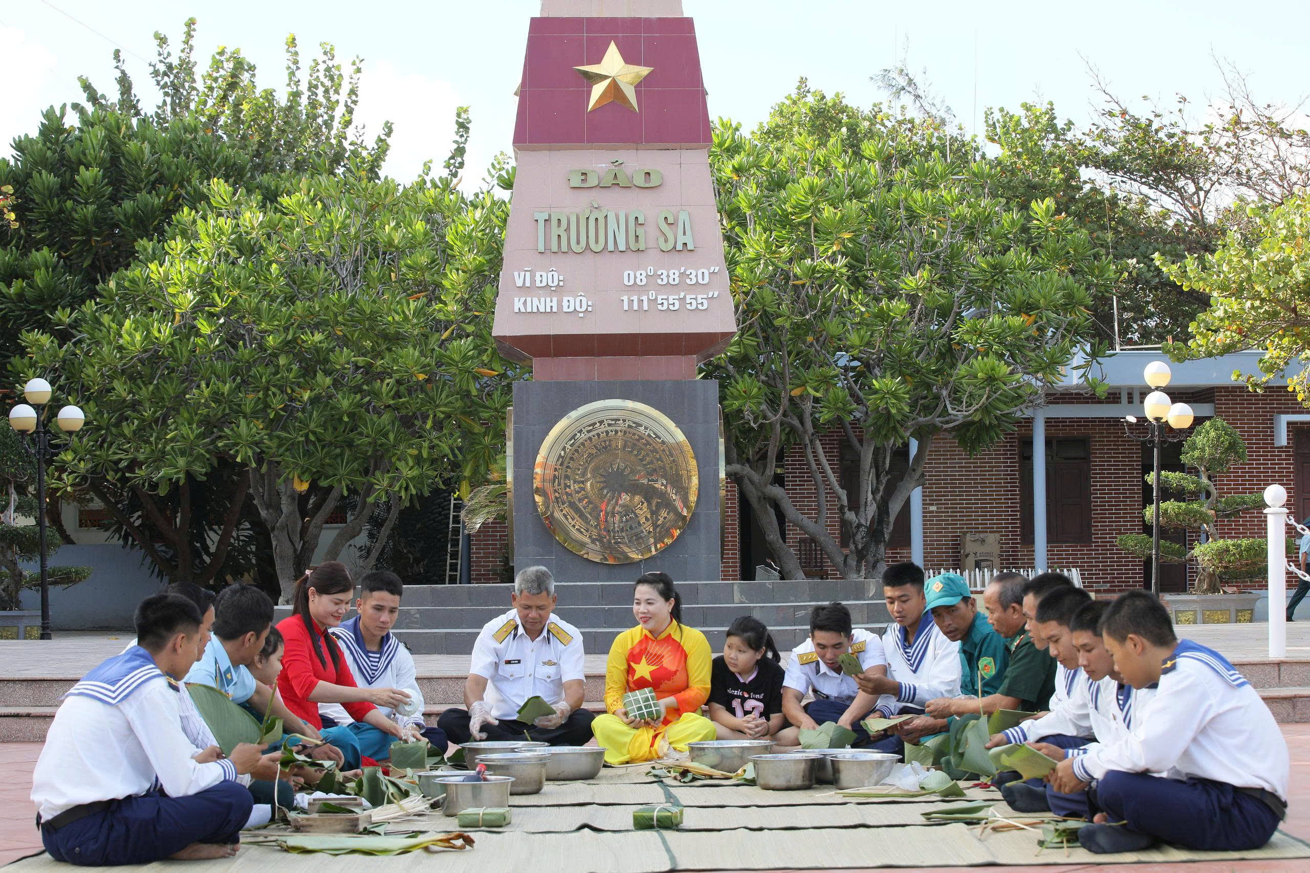 Đảo Trường Sa trao quà tết cho ngư dân bám biển- Ảnh 2.