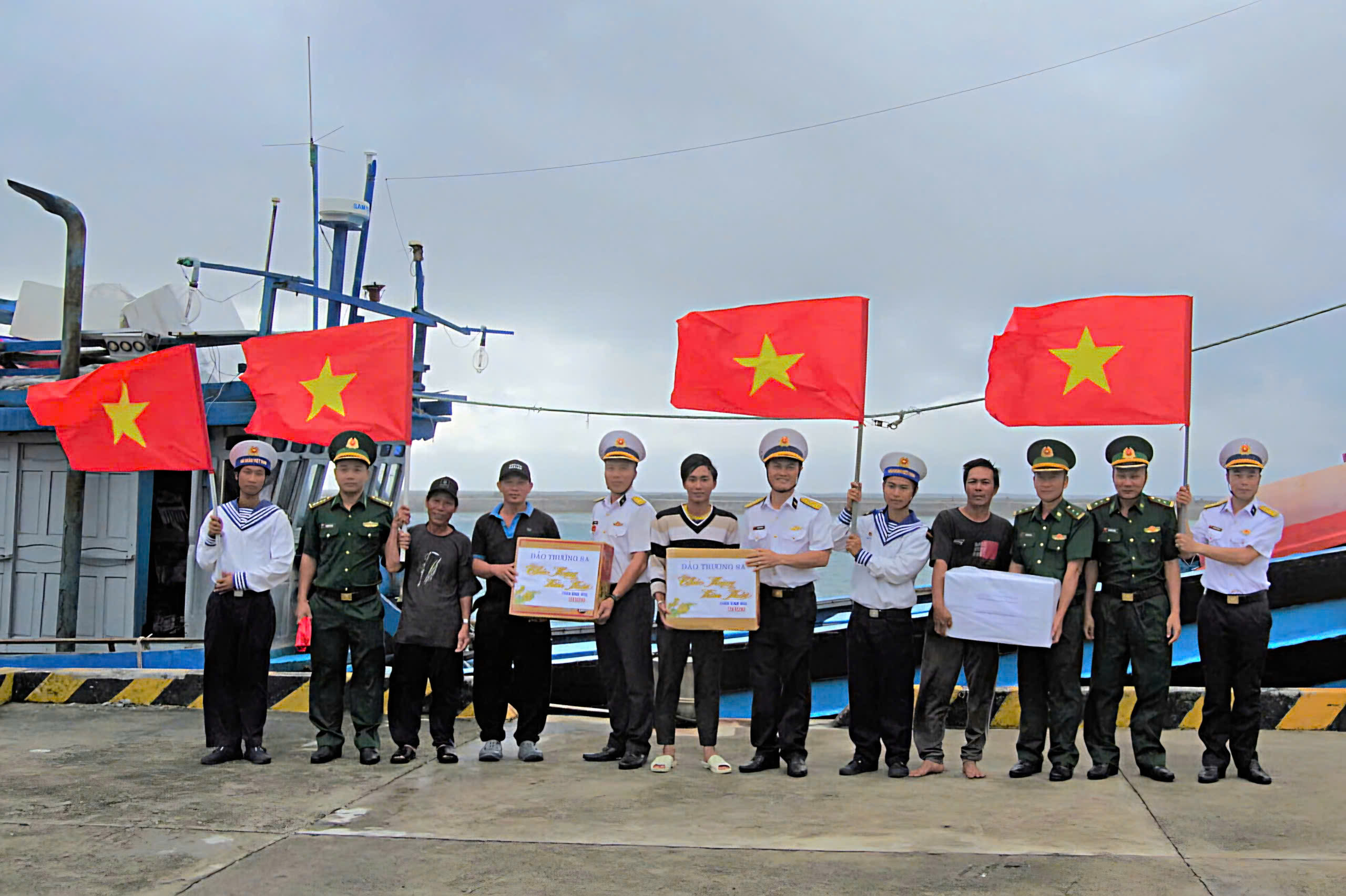 Đảo Trường Sa trao quà tết cho ngư dân bám biển- Ảnh 1.
