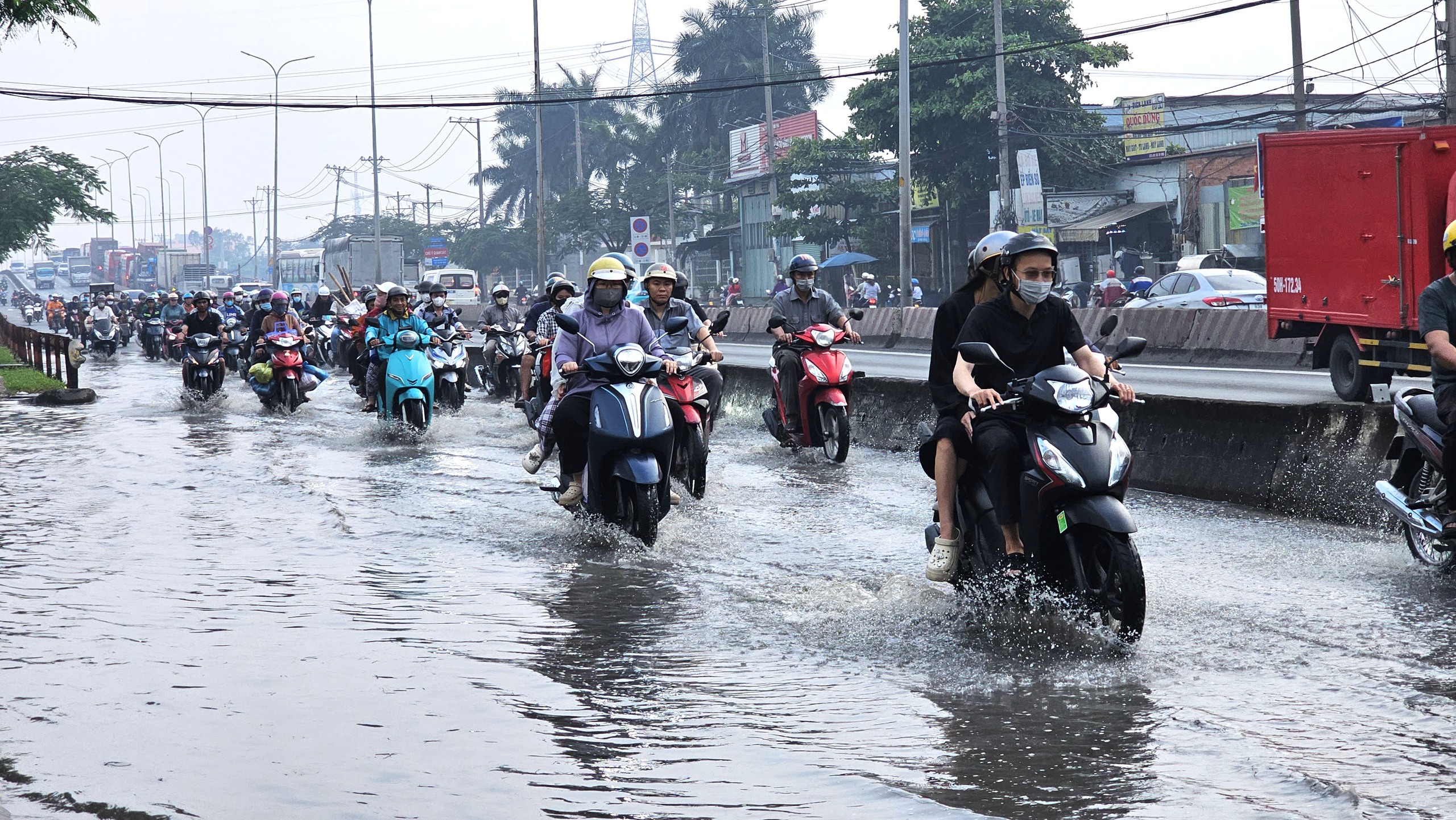 Cửa ng&otilde; ph&iacute;a t&acirc;y TP.HCM &ugrave;n ứ: Về qu&ecirc; ăn tết lại gặp mưa lớn- Ảnh 5.