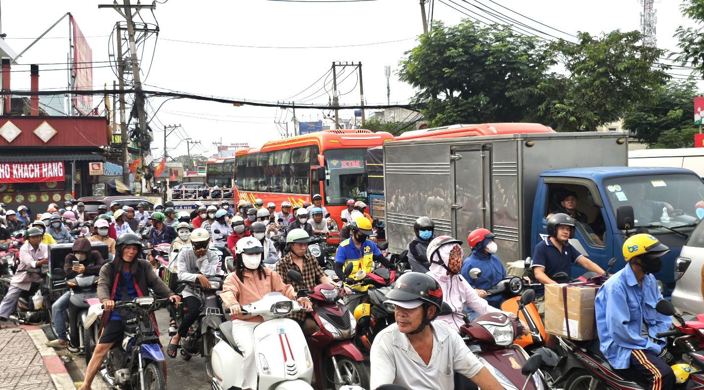 Cửa ng&otilde; ph&iacute;a t&acirc;y TP.HCM &ugrave;n ứ: Về qu&ecirc; ăn tết lại gặp mưa lớn- Ảnh 2.