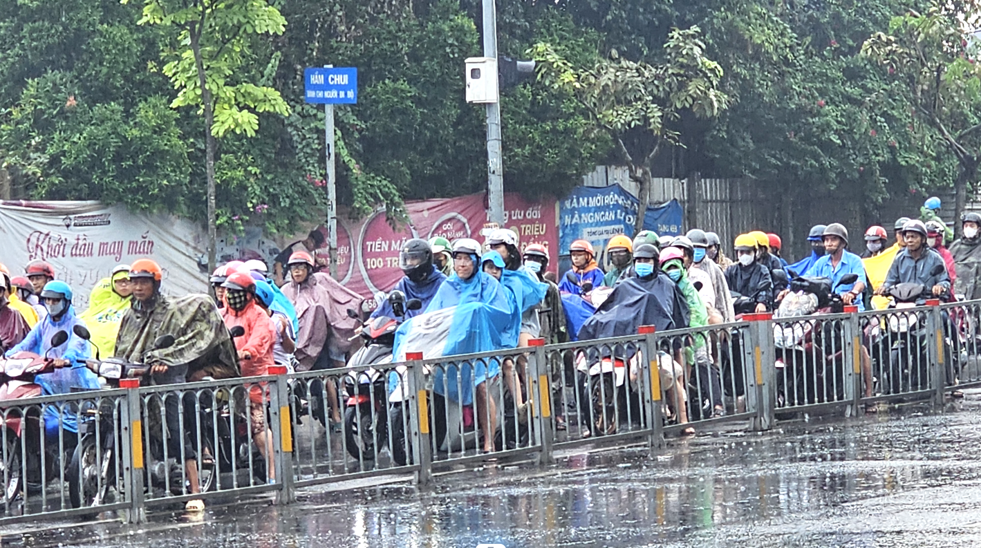 Cửa ng&otilde; ph&iacute;a t&acirc;y TP.HCM &ugrave;n ứ: Về qu&ecirc; ăn tết lại gặp mưa lớn- Ảnh 4.