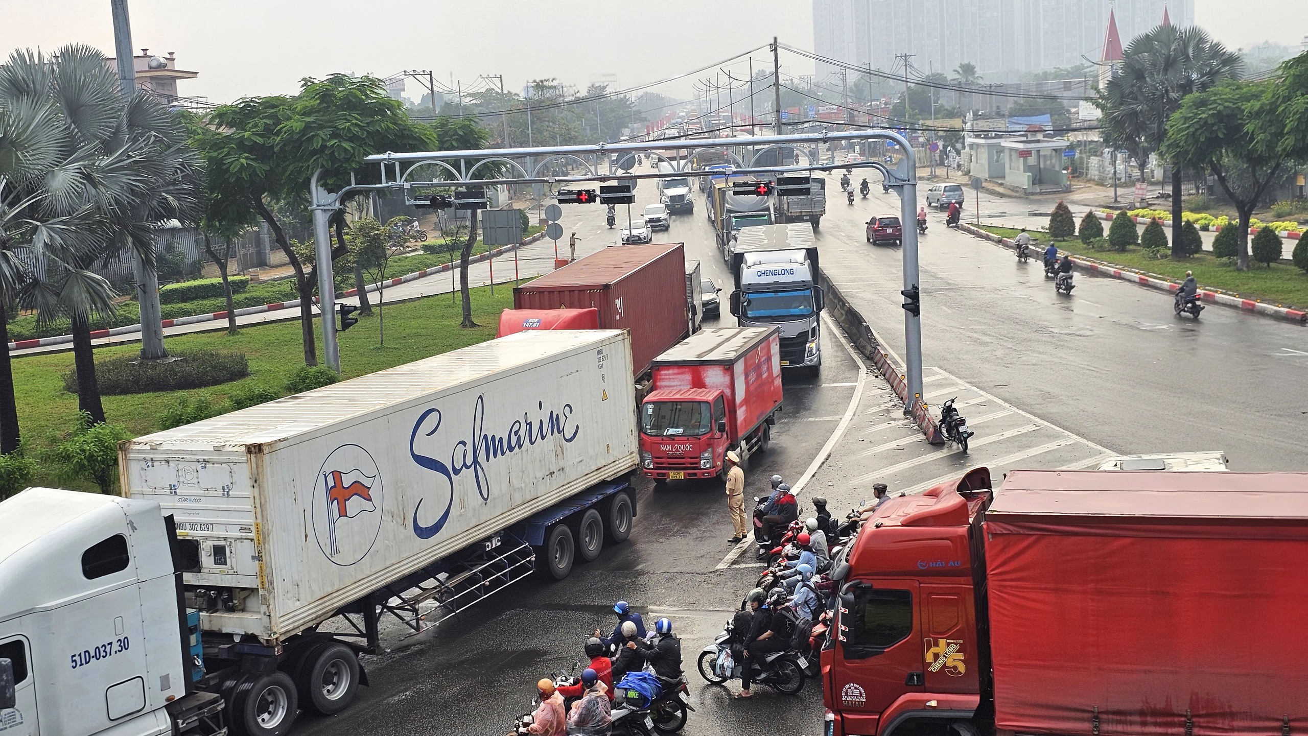 Cửa ng&otilde; ph&iacute;a t&acirc;y TP.HCM &ugrave;n ứ: Về qu&ecirc; ăn tết lại gặp mưa lớn- Ảnh 7.