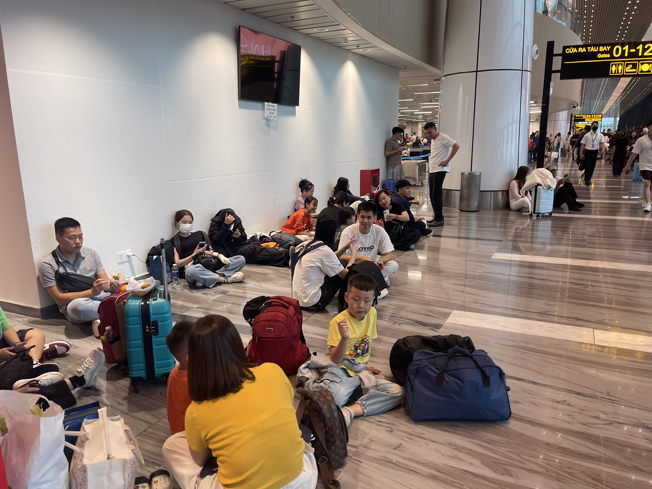 Th&ecirc;m nh&agrave; ga T3, T&acirc;n Sơn Nhất vẫn k&iacute;n người: Về qu&ecirc; ăn tết chưa bao giờ dễ- Ảnh 8.