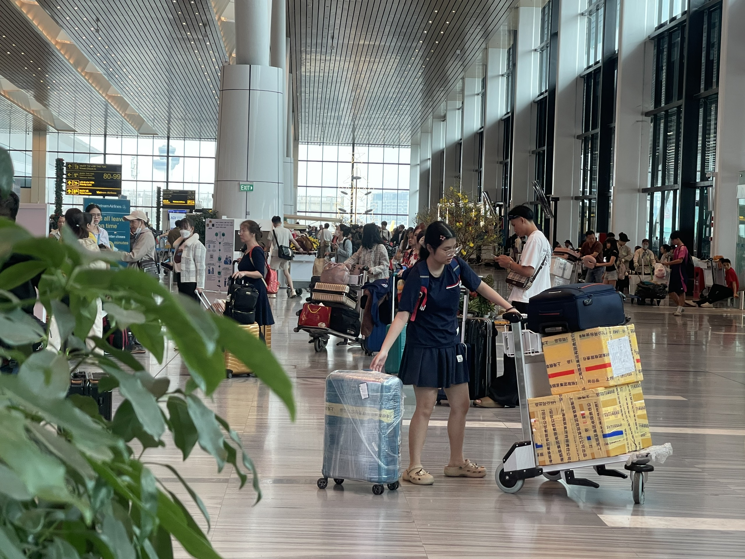 Th&ecirc;m nh&agrave; ga T3, T&acirc;n Sơn Nhất vẫn k&iacute;n người: Về qu&ecirc; ăn tết chưa bao giờ dễ- Ảnh 4.