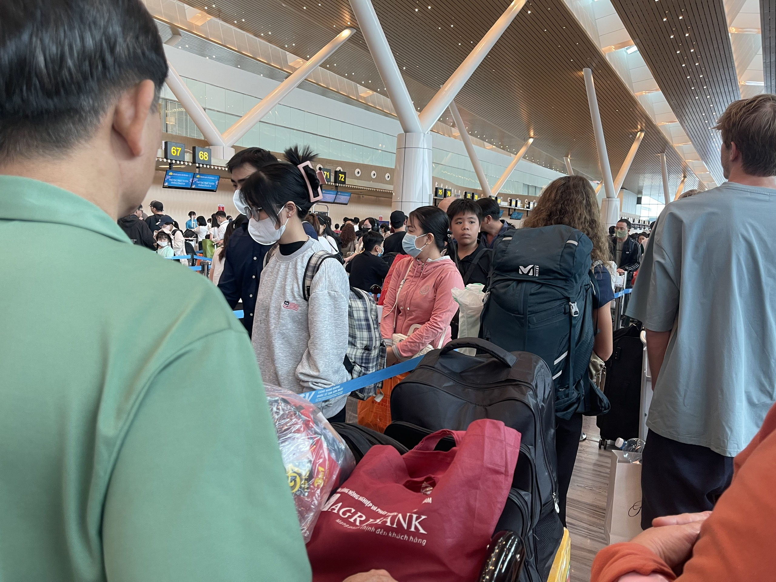 Th&ecirc;m nh&agrave; ga T3, T&acirc;n Sơn Nhất vẫn k&iacute;n người: Về qu&ecirc; ăn tết chưa bao giờ dễ- Ảnh 3.