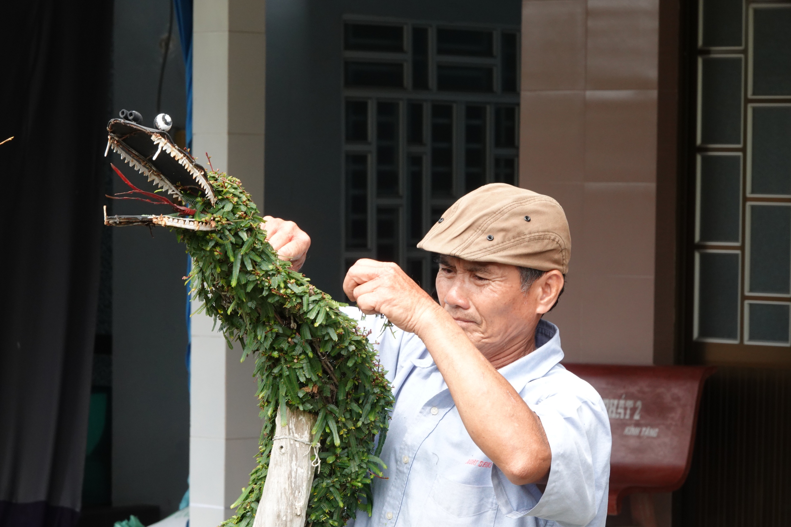 L&atilde;o n&ocirc;ng miền T&acirc;y uốn c&acirc;y thuốc nam th&agrave;nh kiểng th&uacute;, l&agrave;m đẹp s&acirc;n nh&agrave; ng&agrave;y tết - Ảnh 5.
