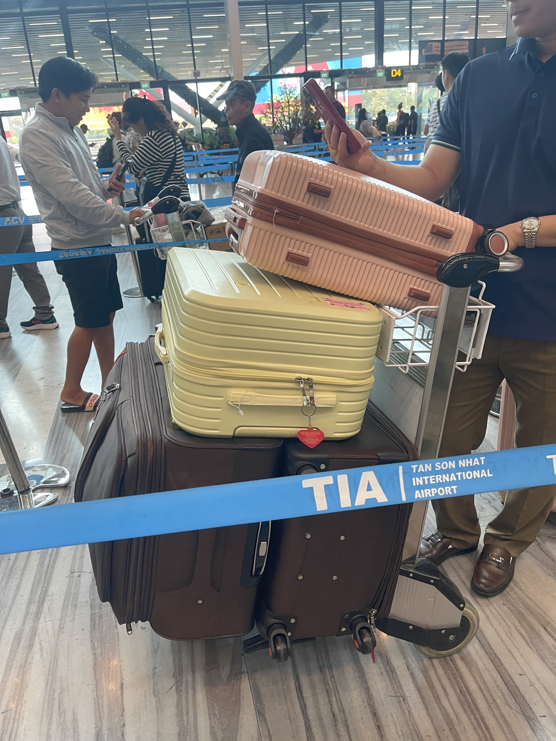 Th&ecirc;m nh&agrave; ga T3, T&acirc;n Sơn Nhất vẫn k&iacute;n người: Về qu&ecirc; ăn tết chưa bao giờ dễ- Ảnh 6.